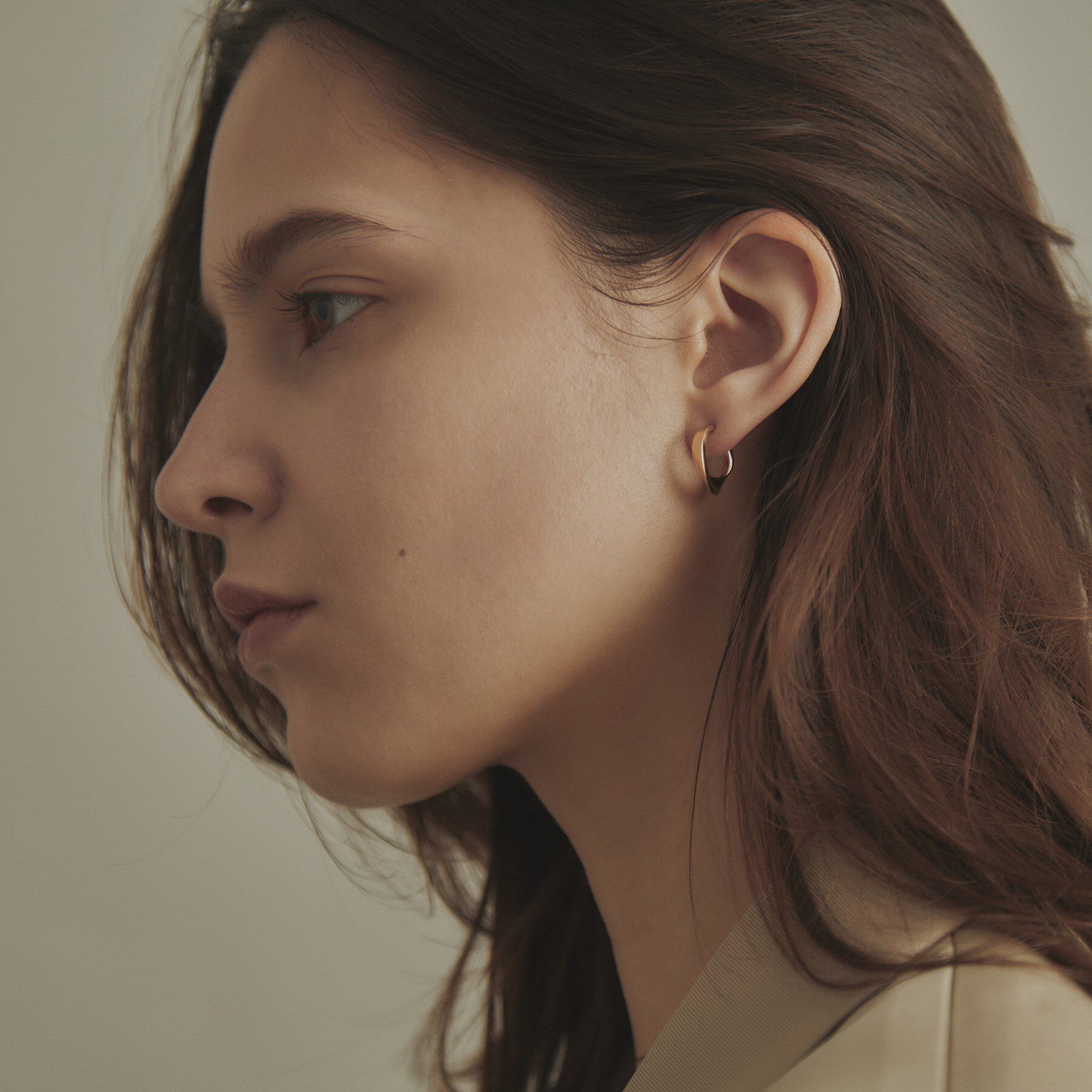 COCOSHNIK「K10平甲ひねりフープ スタッドピアス」|ピアス|