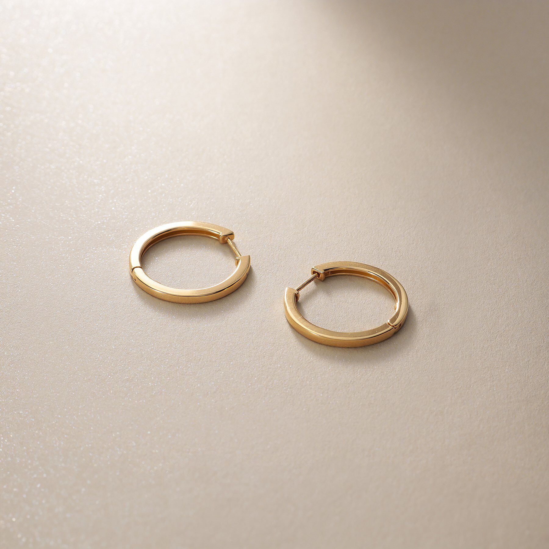 COCOSHNIK「K18平打ちフープ ワンタッチピアス」|ピアス|