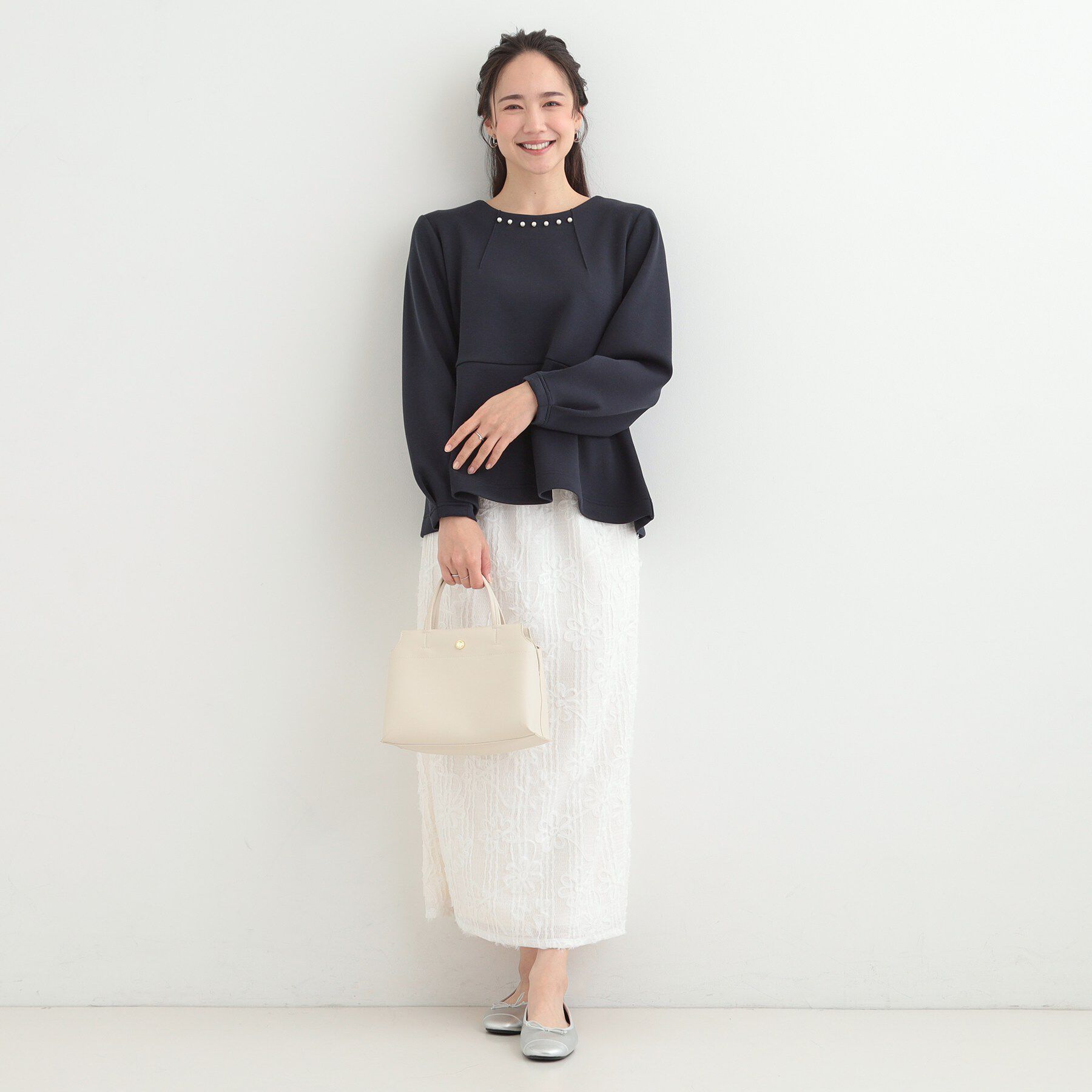 SHOO･LA･RUE「【セットアップ可/S-LL/なめらかタッチ】上品見え フェイクパール付きペプラムトップス」|Tシャツ・カットソー|