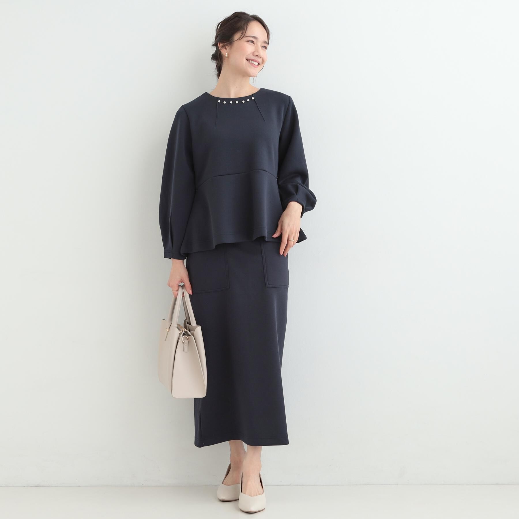 SHOO･LA･RUE「【セットアップ可/S-LL/なめらかタッチ】上品見え フェイクパール付きペプラムトップス」|Tシャツ・カットソー|