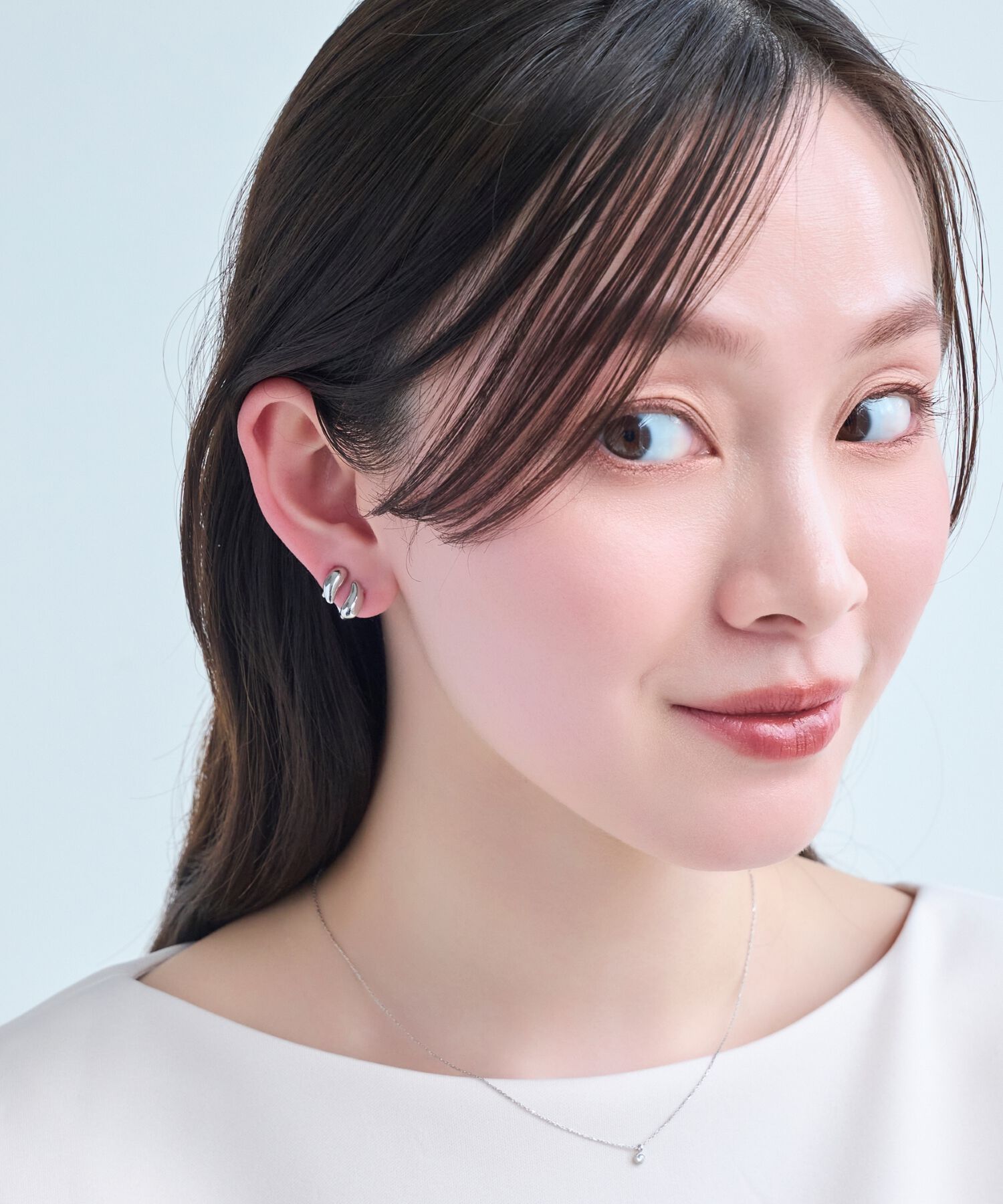 Phoebe「【痛くないシリーズ金属アレルギー対応】ダブルドロップメタルフロートライトフィットイヤリング　シルバー」|イヤリング|