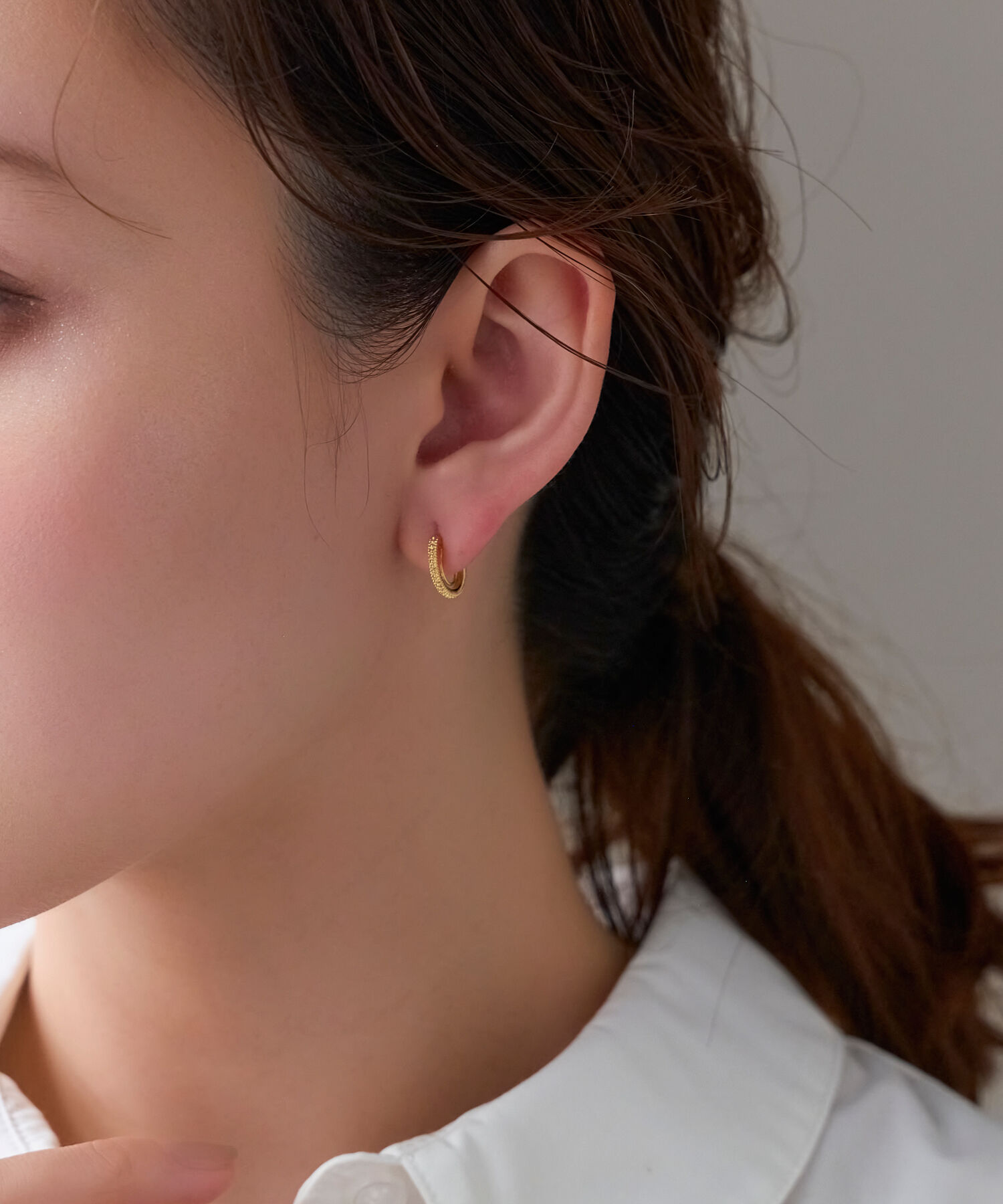 Phoebe「【金属アレルギー対応/痛くないシリーズ】グリッターメタルライトフィットイヤリング　ゴールド」|イヤリング|