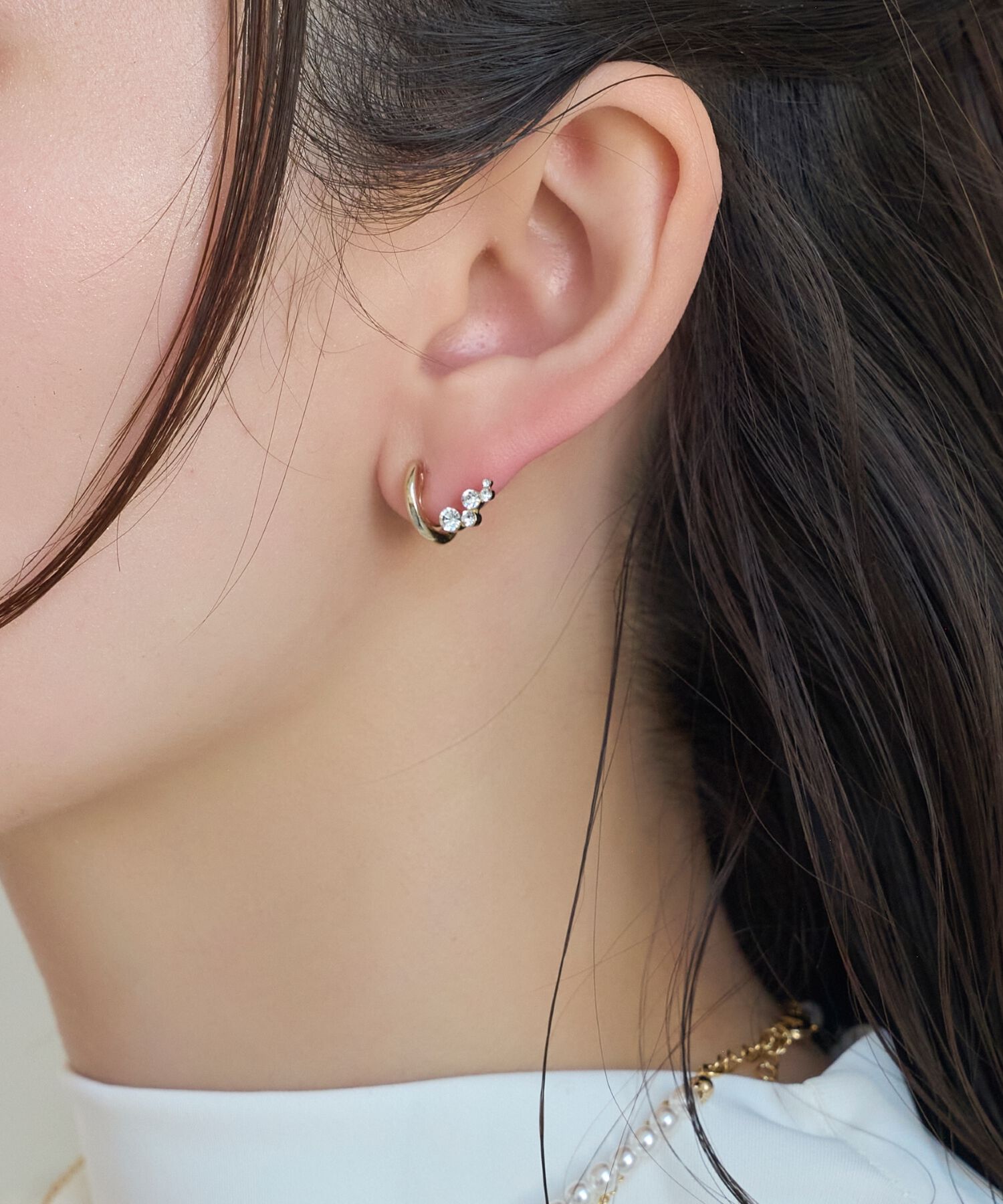 Phoebe「【痛くないシリーズ】ミルキーウェイビジューフロートライトフィットイヤリング　ゴールド」|イヤリング|