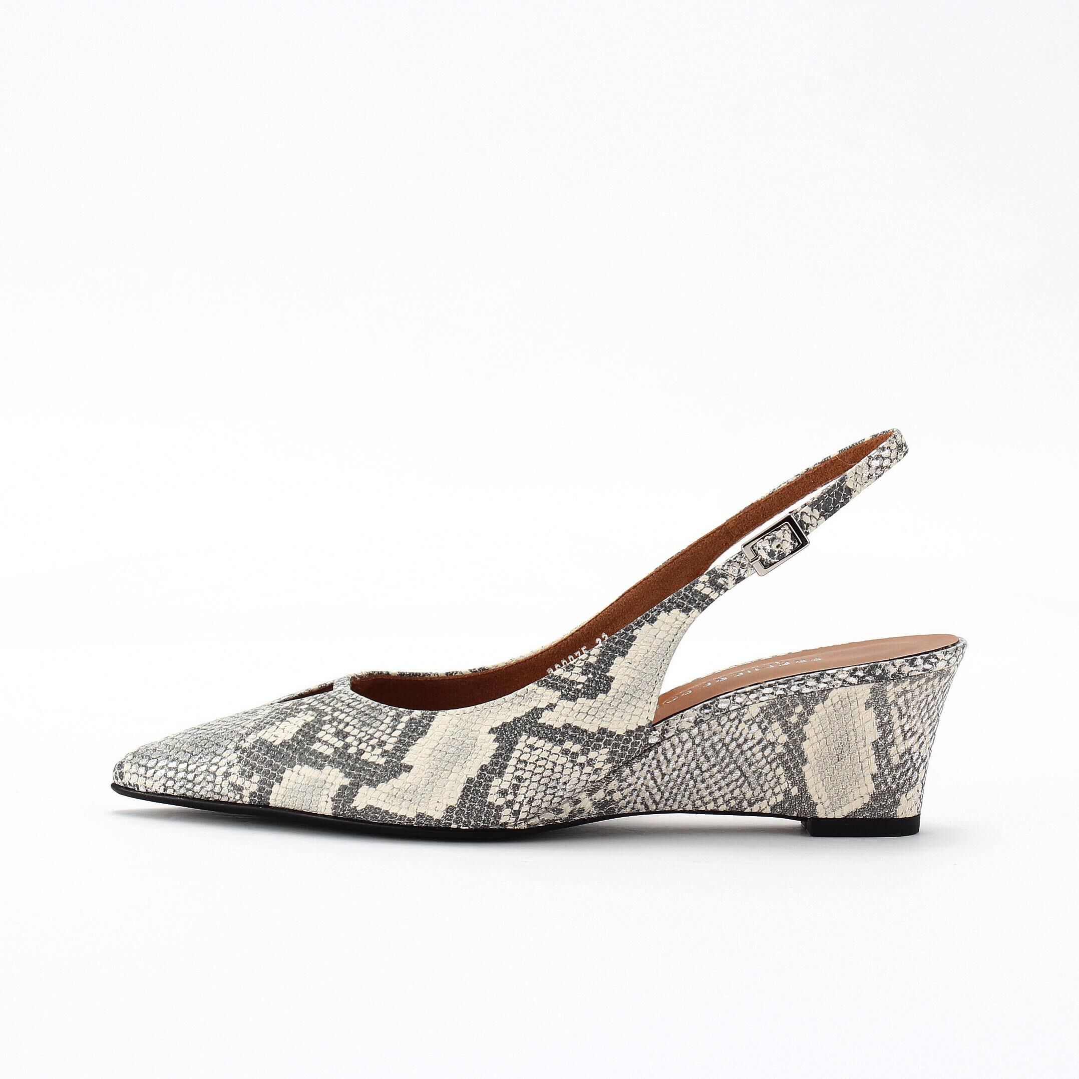 銀座かねまつ「AP260075PT1IVR3CB 【本革】【PREMIERE PORTE】 ストラップパンプス」|パンプス|