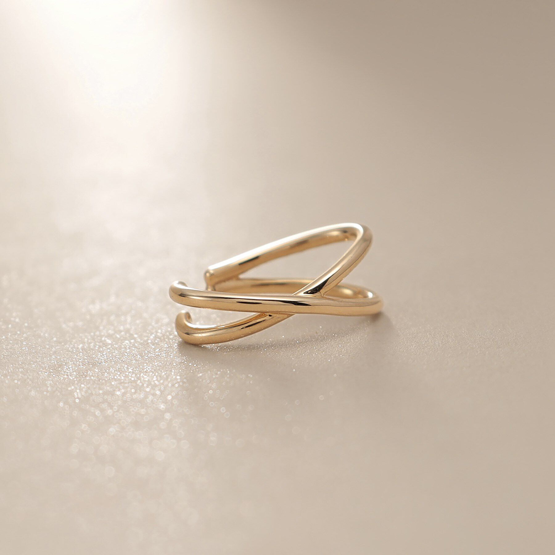 COCOSHNIK「K10丸線クロスライン イヤーカフ」|イヤリング|