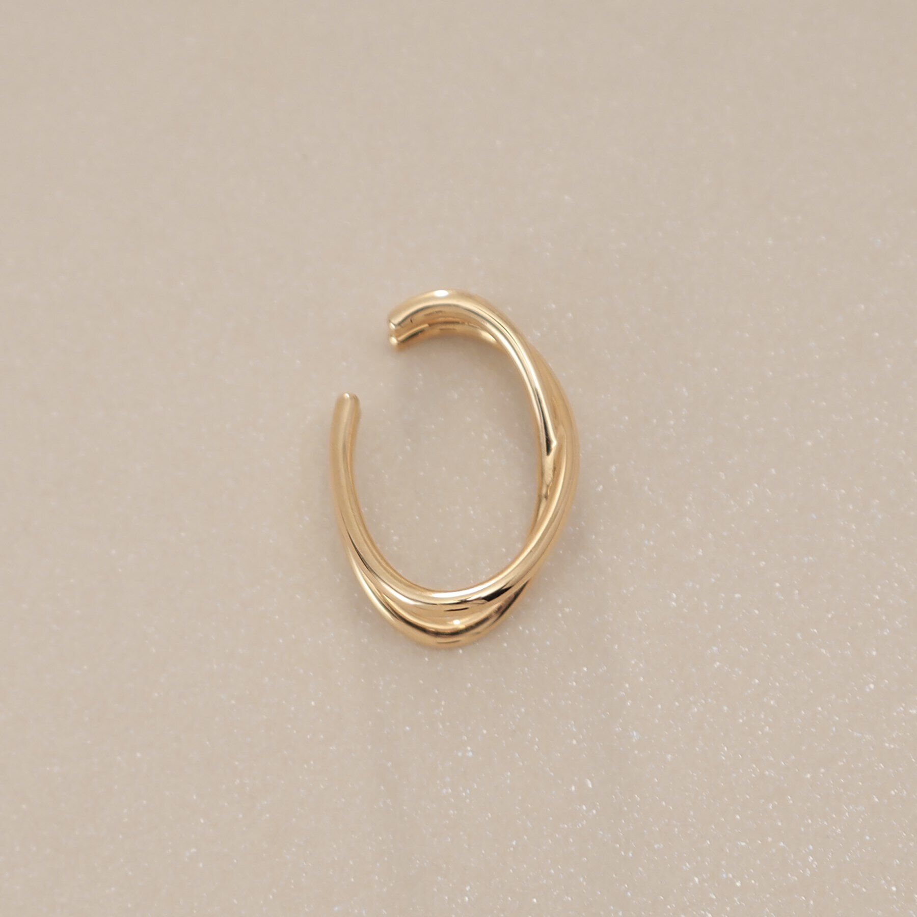 COCOSHNIK「K10丸線クロスライン イヤーカフ」|イヤリング|