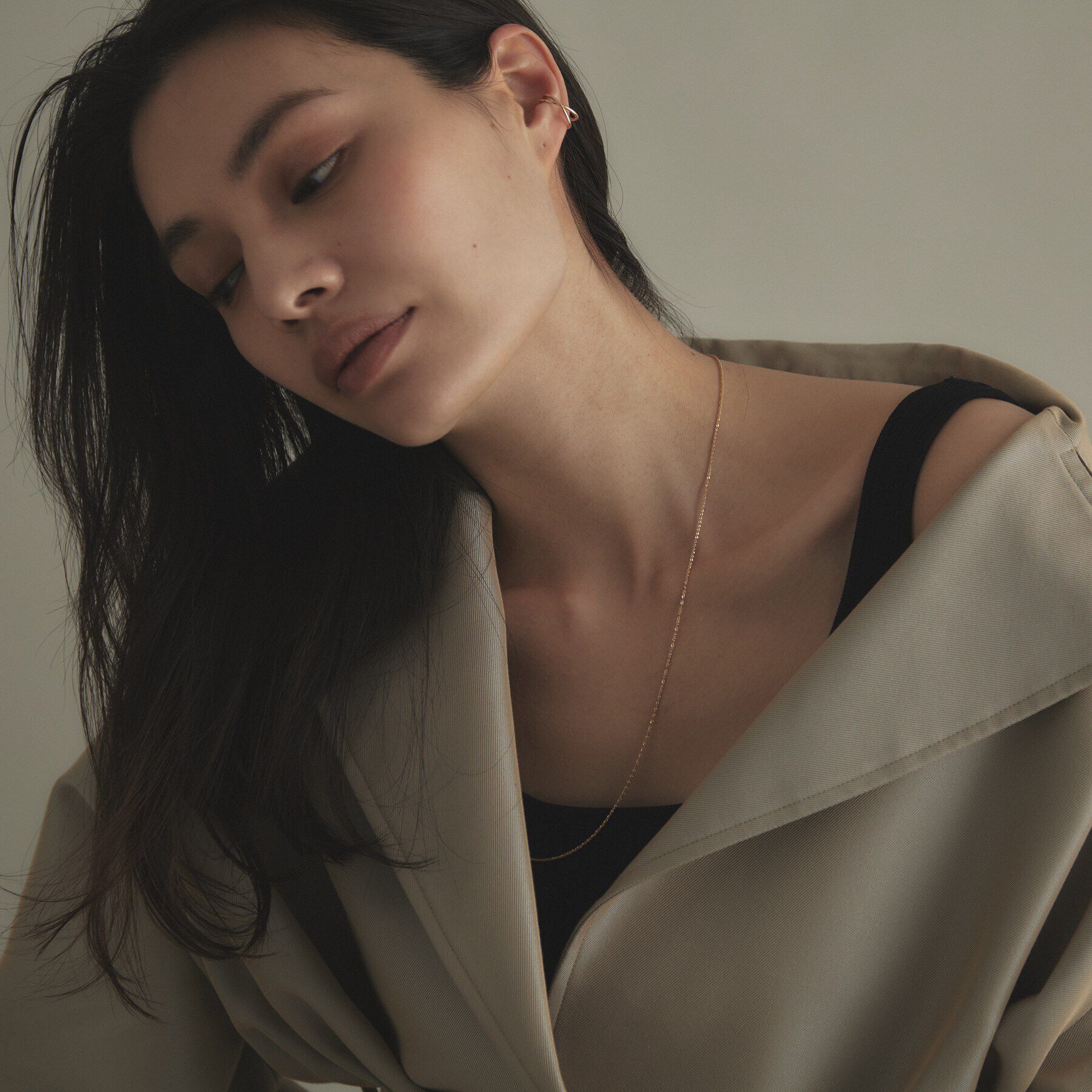 COCOSHNIK「K10丸線クロスライン イヤーカフ」|イヤリング|