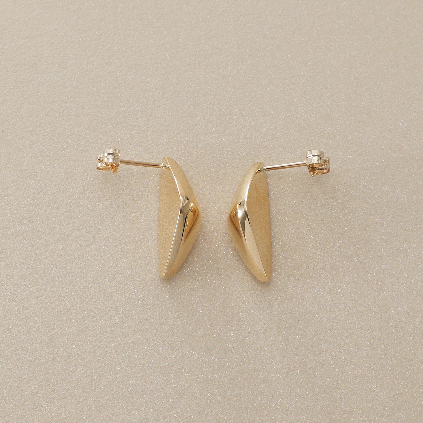 COCOSHNIK「K10中空トライアングルピラミッド スタッドピアス」|ピアス|