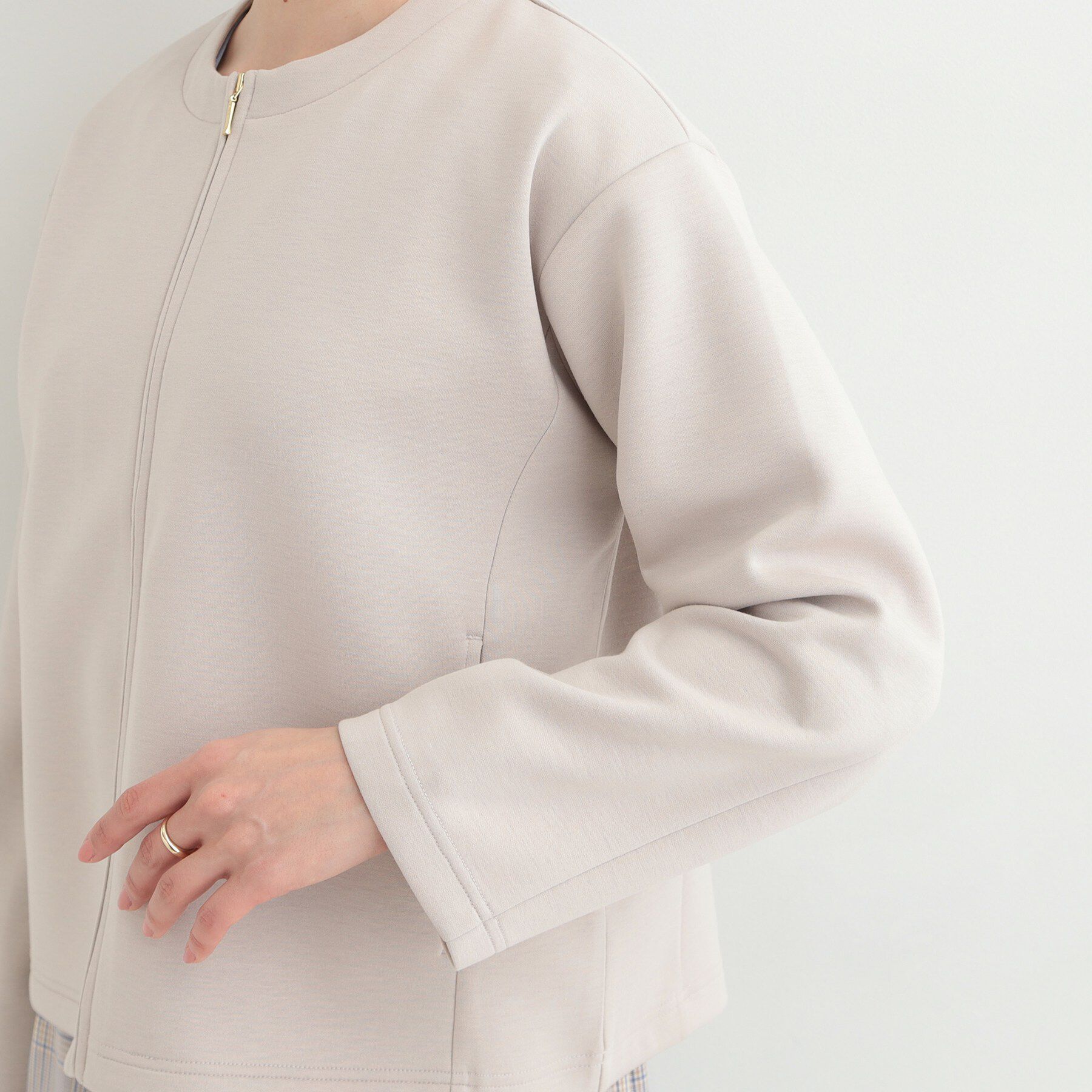 SHOO･LA･RUE「【セットアップ可能/S－LL/なめらかタッチ】大人のきれいめスタイルに ノーカラージップブルゾン」|ブルゾン・スタジャン|