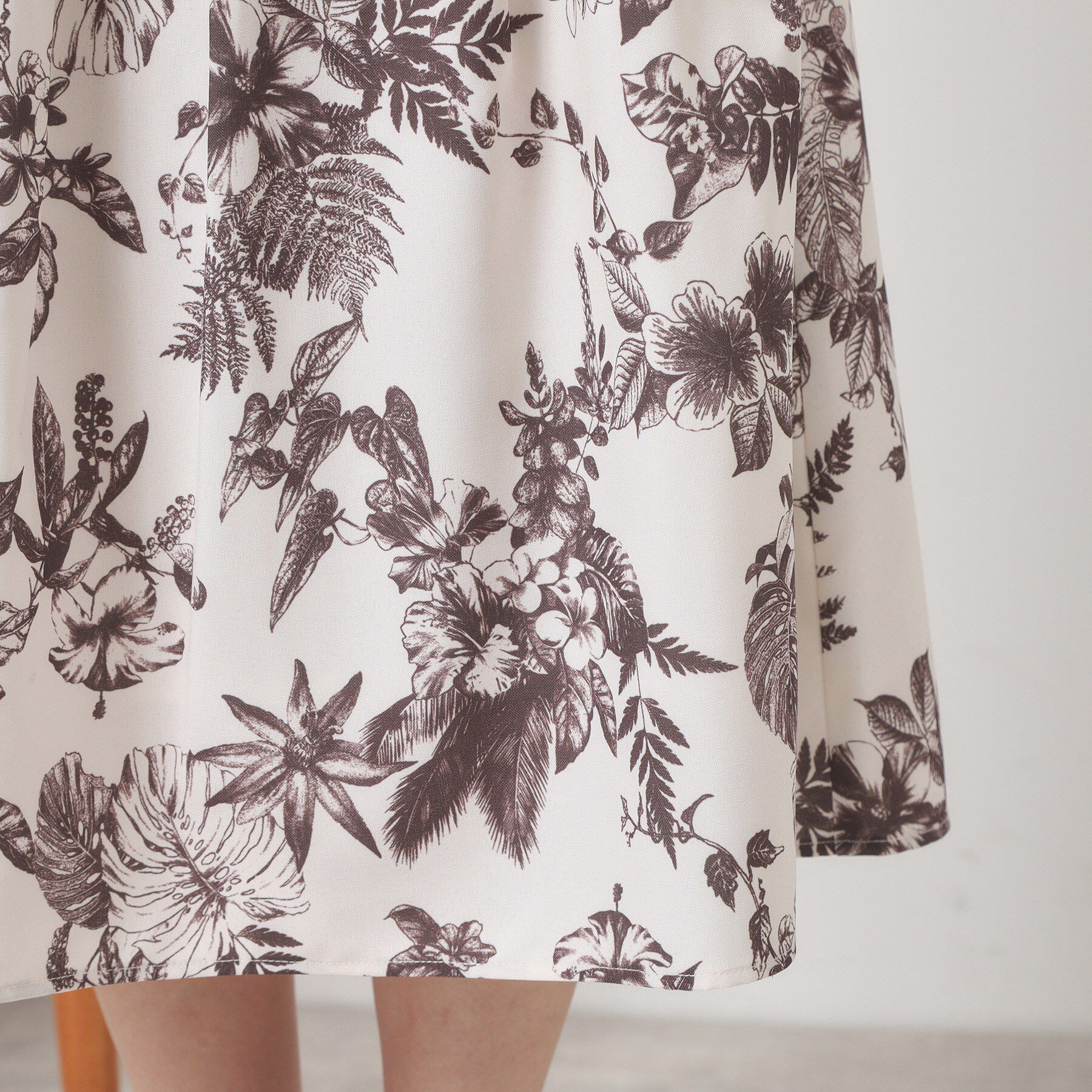 ITS&rsquo;DEMO「【清涼感／ウエスト後ろゴム／手洗い可】麻調花柄タックスカート」|スカート|