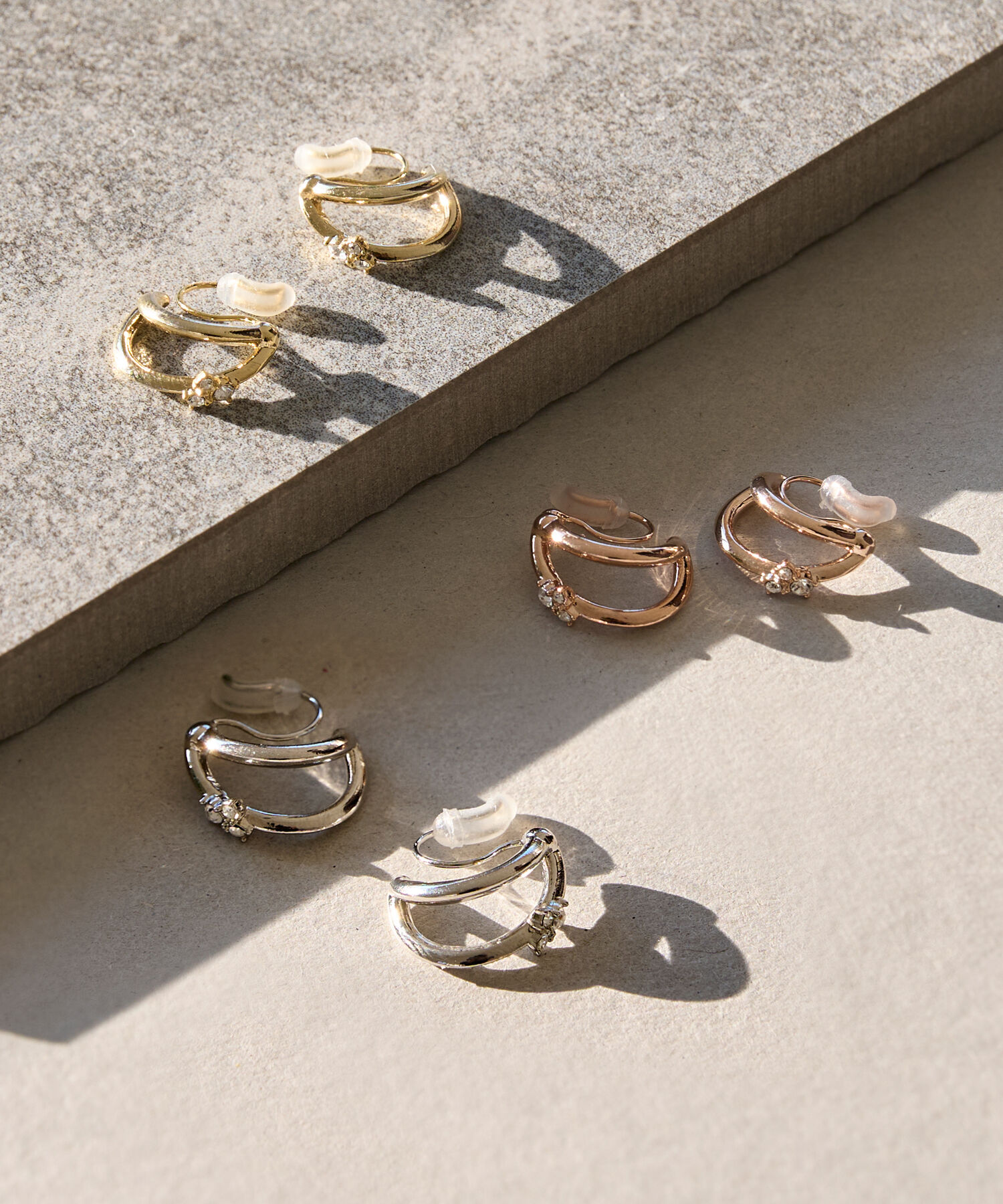 Phoebe「【痛くないシリーズ/アレルギー対応】シャイニーダブルフープライトフィットイヤリング　シャンパン」|イヤリング|