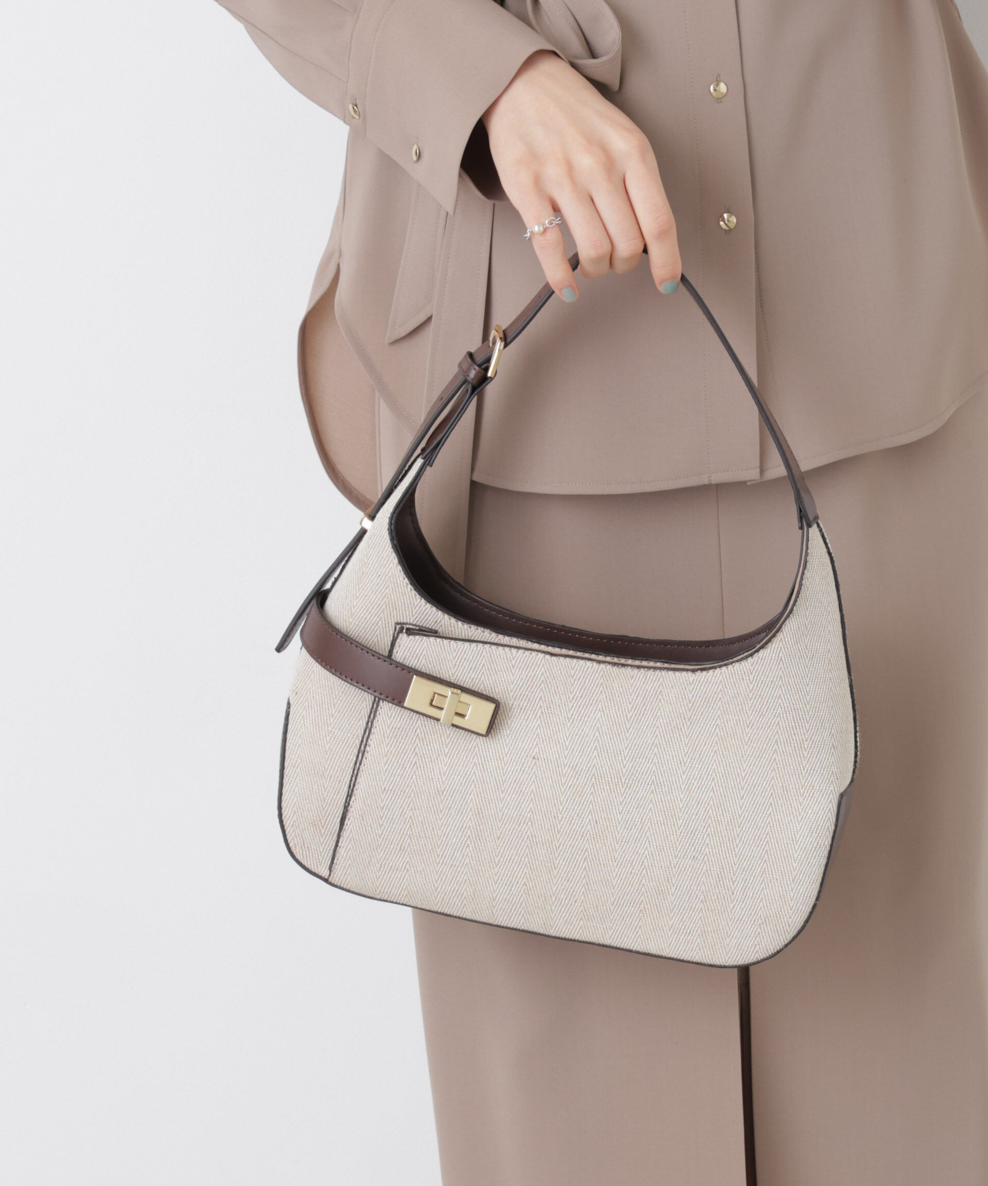 nano･universe「ターンロックベルトキャンバスワンハンドルバッグ」|ショルダー・メッセンジャー|ベージュ