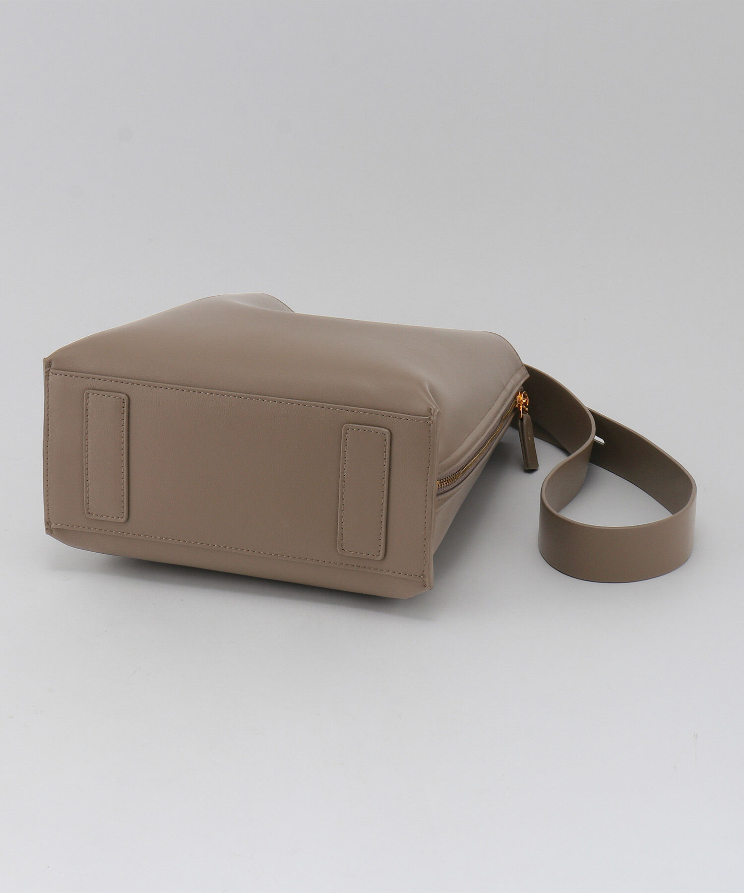 E'POR「【E'POR】Y BAG Shoulder Medium（サイドジップショルダーバッグ）【WEB限定/一部店舗限定】【メディア掲載」|ショルダー・メッセンジャー|