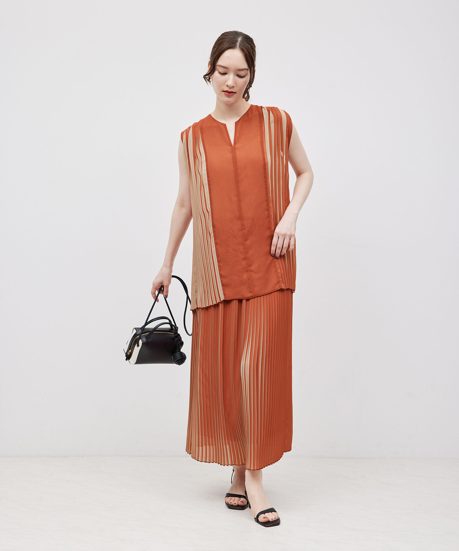 ROPE「プリーツノースリーブブラウス（バイカラー／無地）【メディア掲載】」|シャツ・ブラウス|