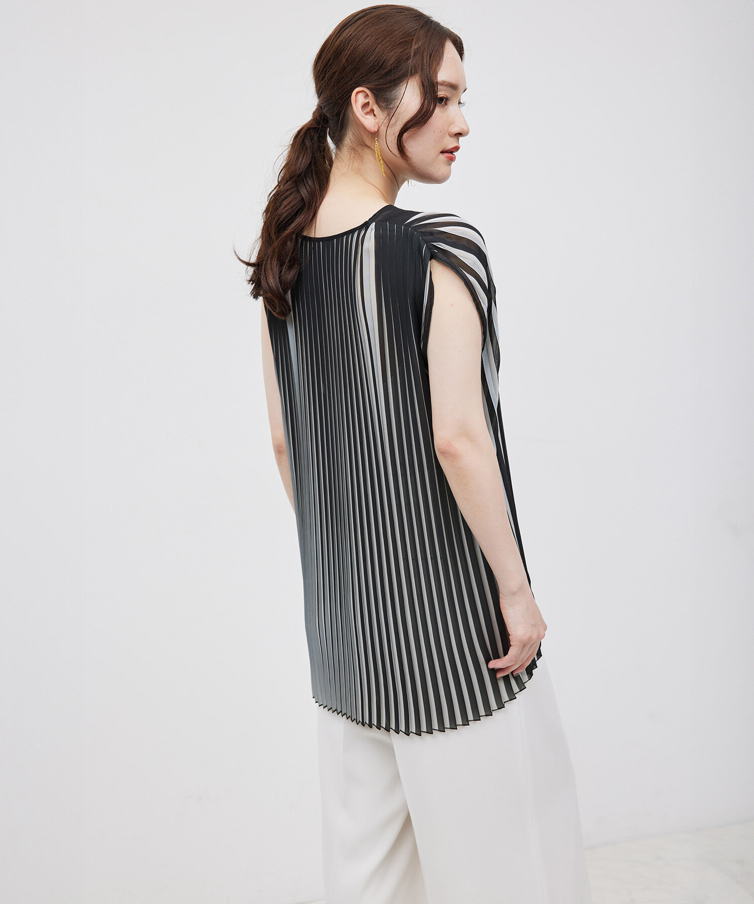 ROPE「プリーツノースリーブブラウス（バイカラー／無地）【メディア掲載】」|シャツ・ブラウス|