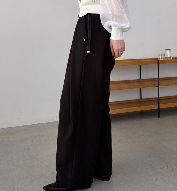  「〈C.L〉レザーベルト付変形タックパンツ」|チノ|