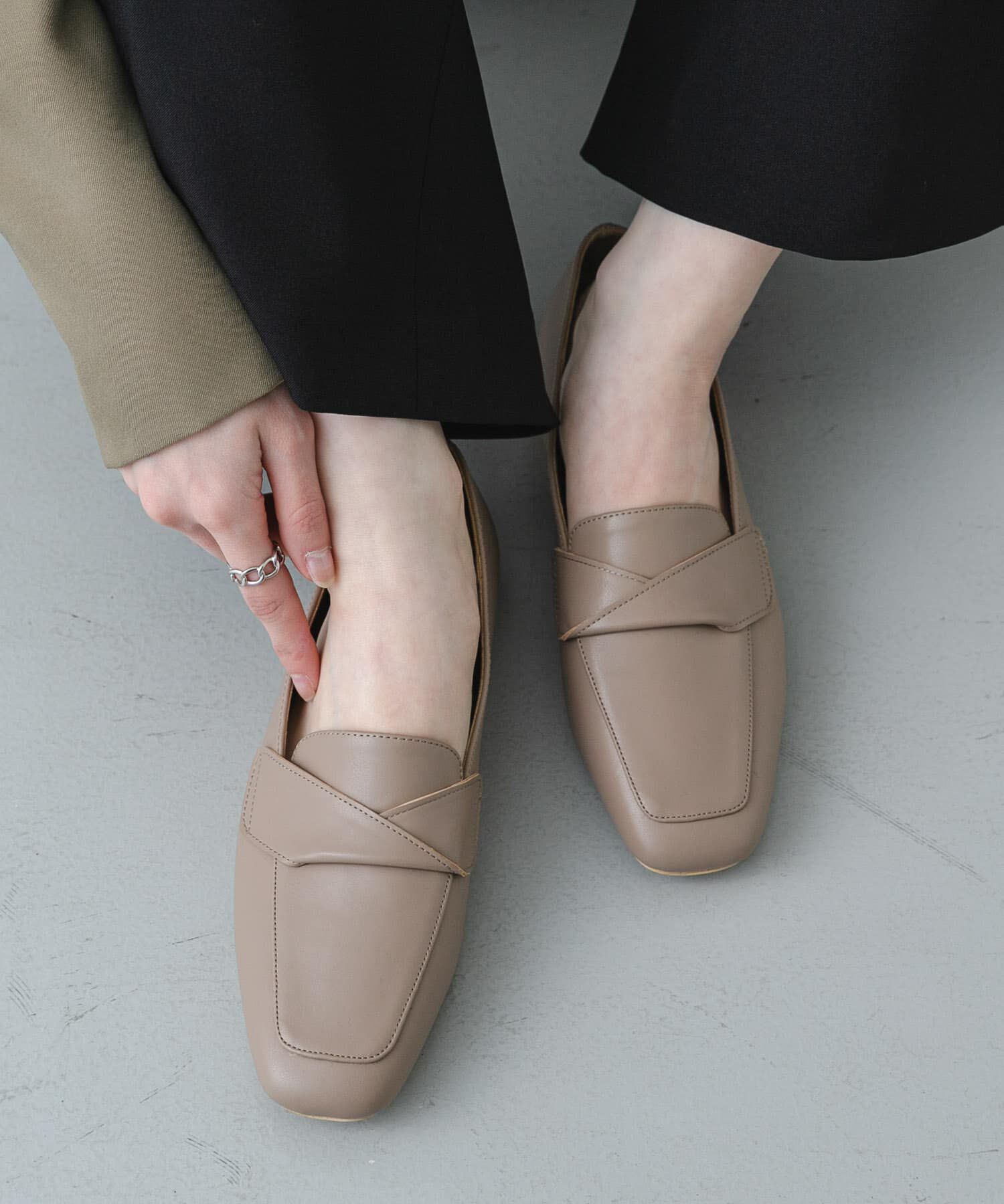 SENSE OF PLACE by URBAN RESEARCH「クロスベルトローファーパンプス」|ローファー|モカ