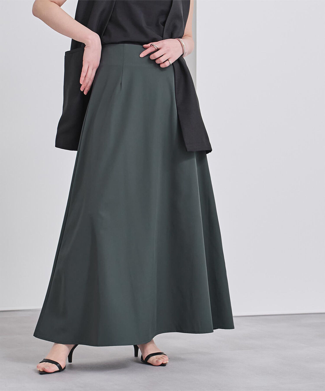 ur's「撥水フレアドレープスカート」|スカート|チャコール