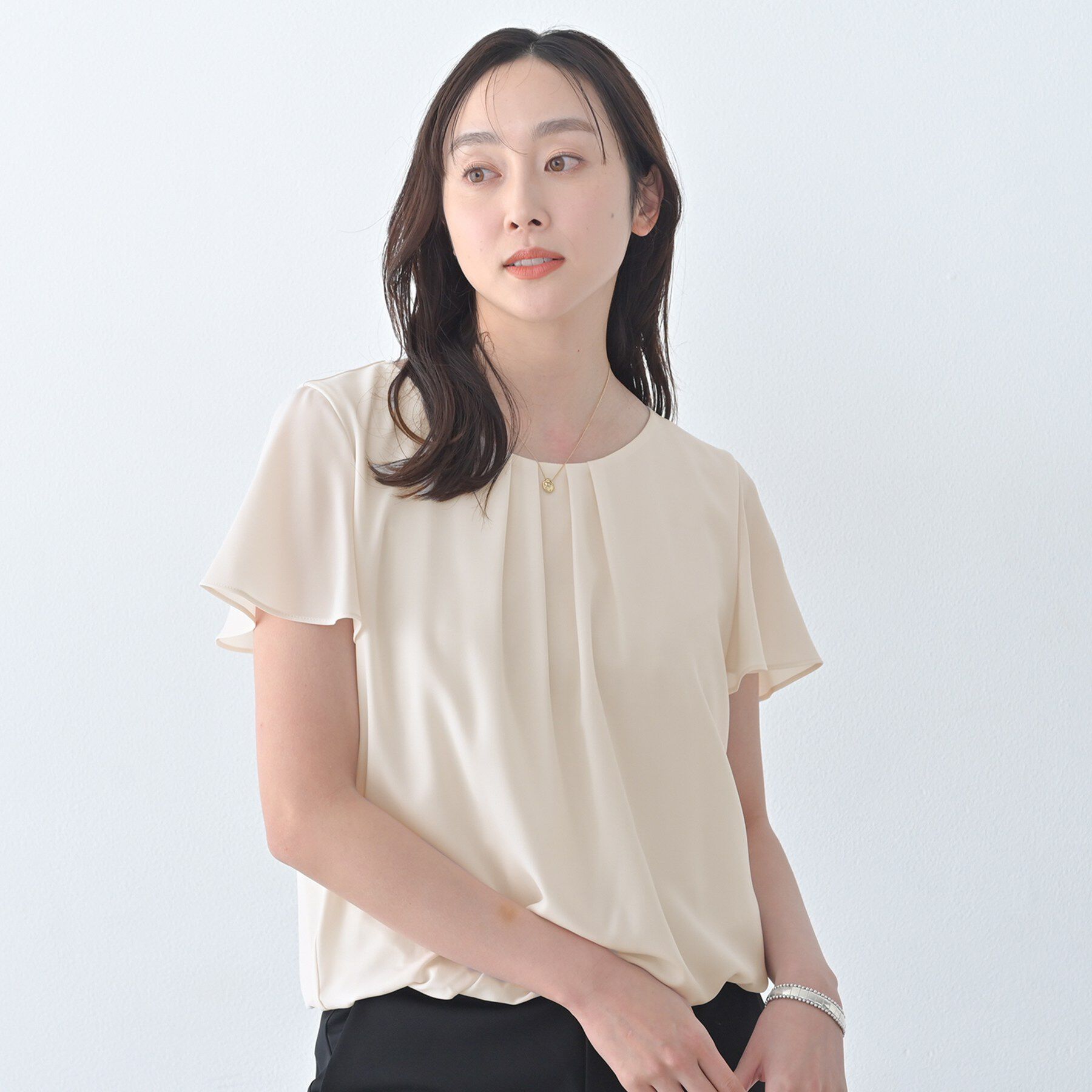 UNTITLED「パウダリータックブラウス」|シャツ・ブラウス|グレージュ(050)