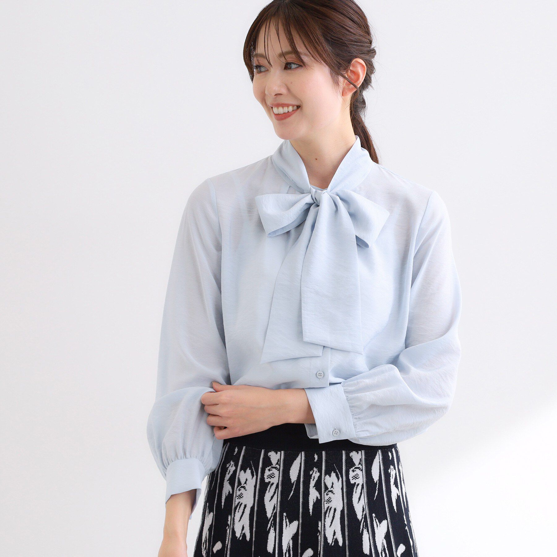 Reflect「【セレモニー／通勤／ボウタイ取り外し可】ボウタイ付きバンドカラーブラウス」|シャツ・ブラウス|