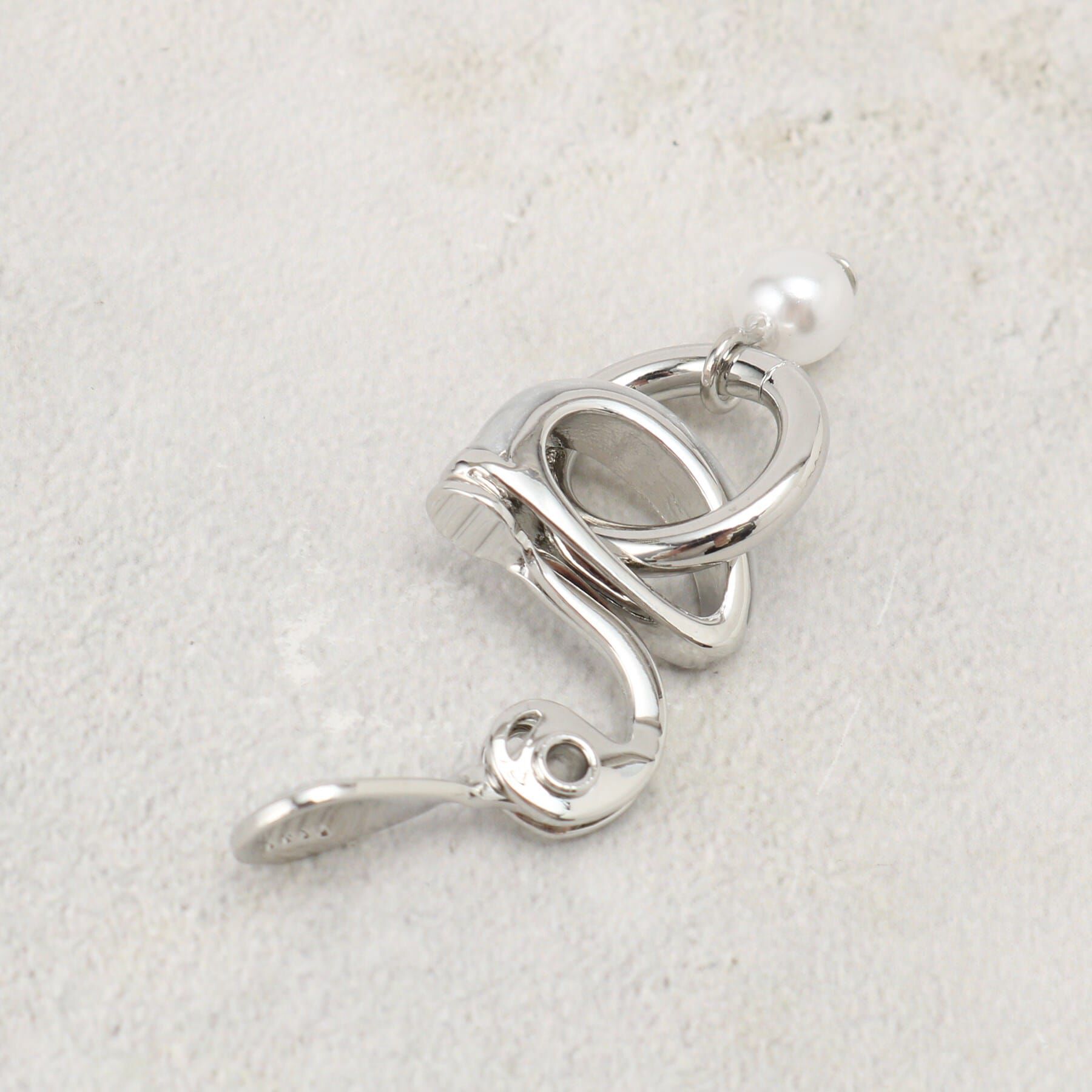 grove「【痛くなりにくい】エポメタルリングパール調イヤリング」|イヤリング|