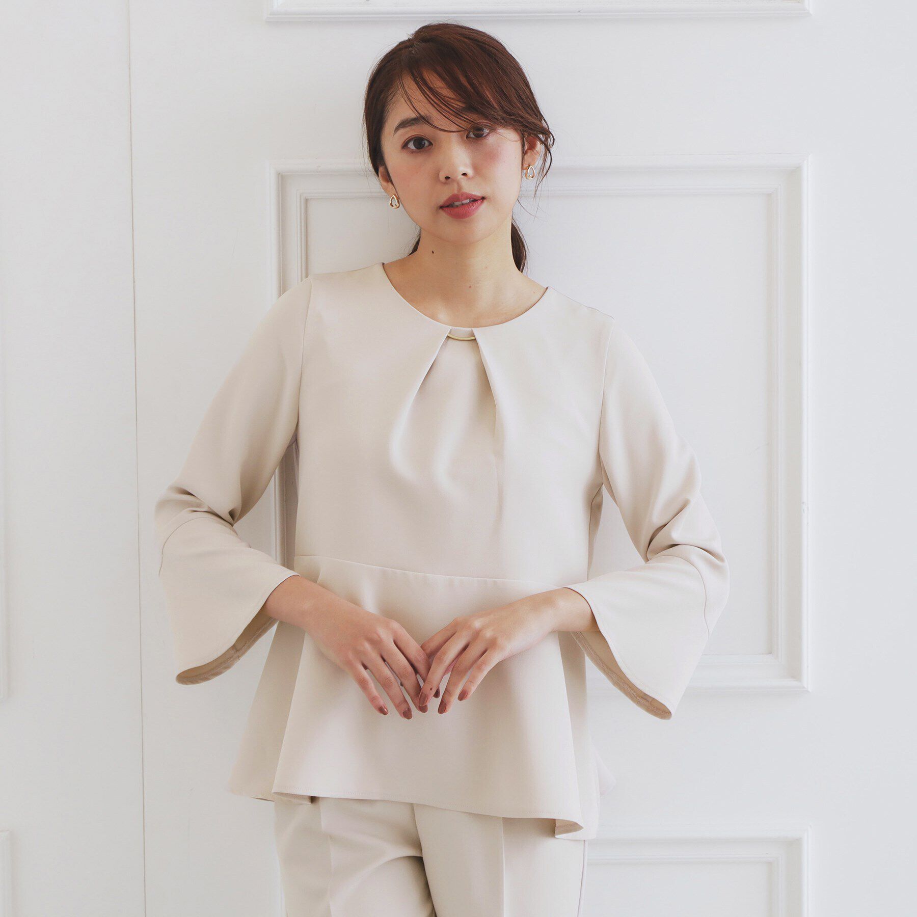 index「＜通勤・セレモニー/セットアップ対応＞フレアスリーブブラウス【洗濯機洗い可/ストレッチ/イージーアイ」|シャツ・ブラウス|グレージュ(050)