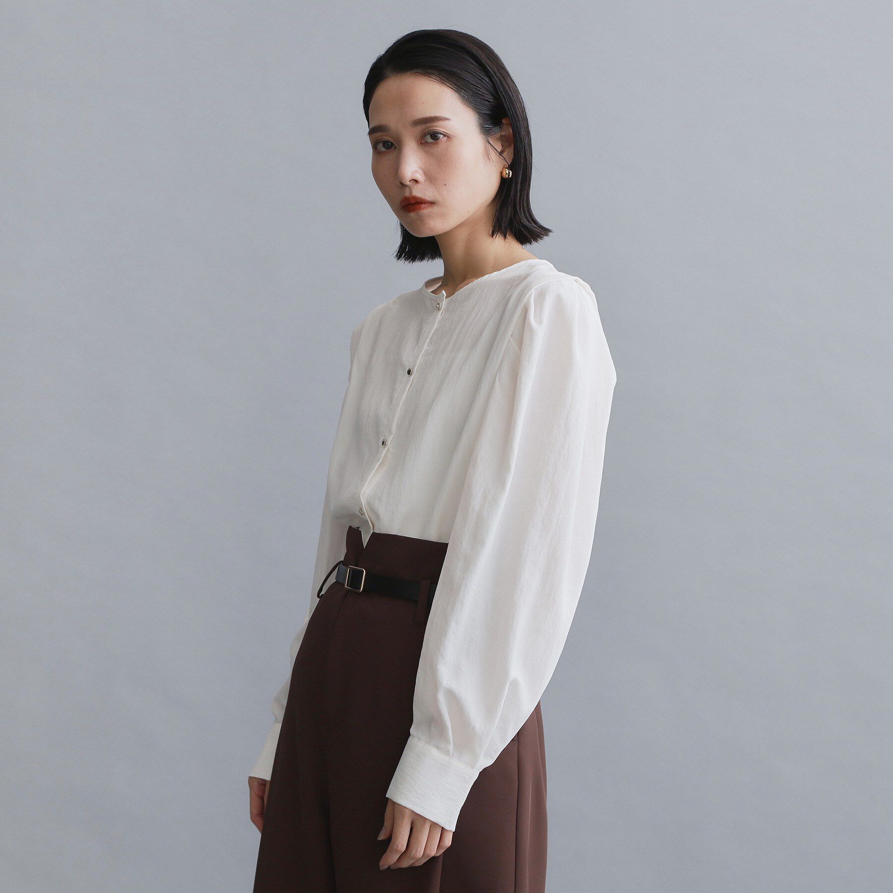 OPAQUE.CLIP「【es】フロント金ボタンタックスリーブブラウス【洗濯機OK】」|シャツ・ブラウス|