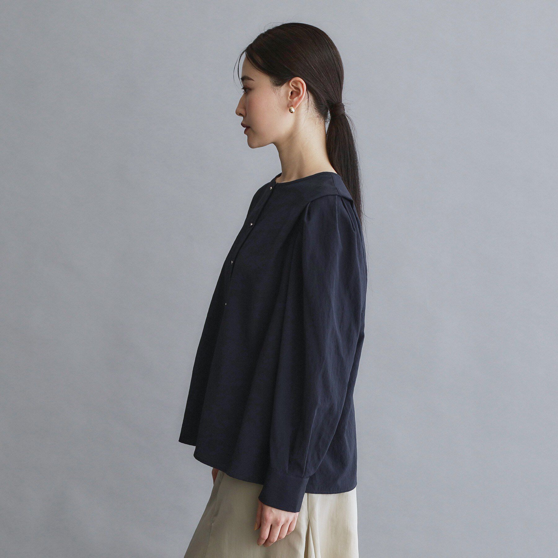 OPAQUE.CLIP「【es】フロント金ボタンタックスリーブブラウス【洗濯機OK】」|シャツ・ブラウス|