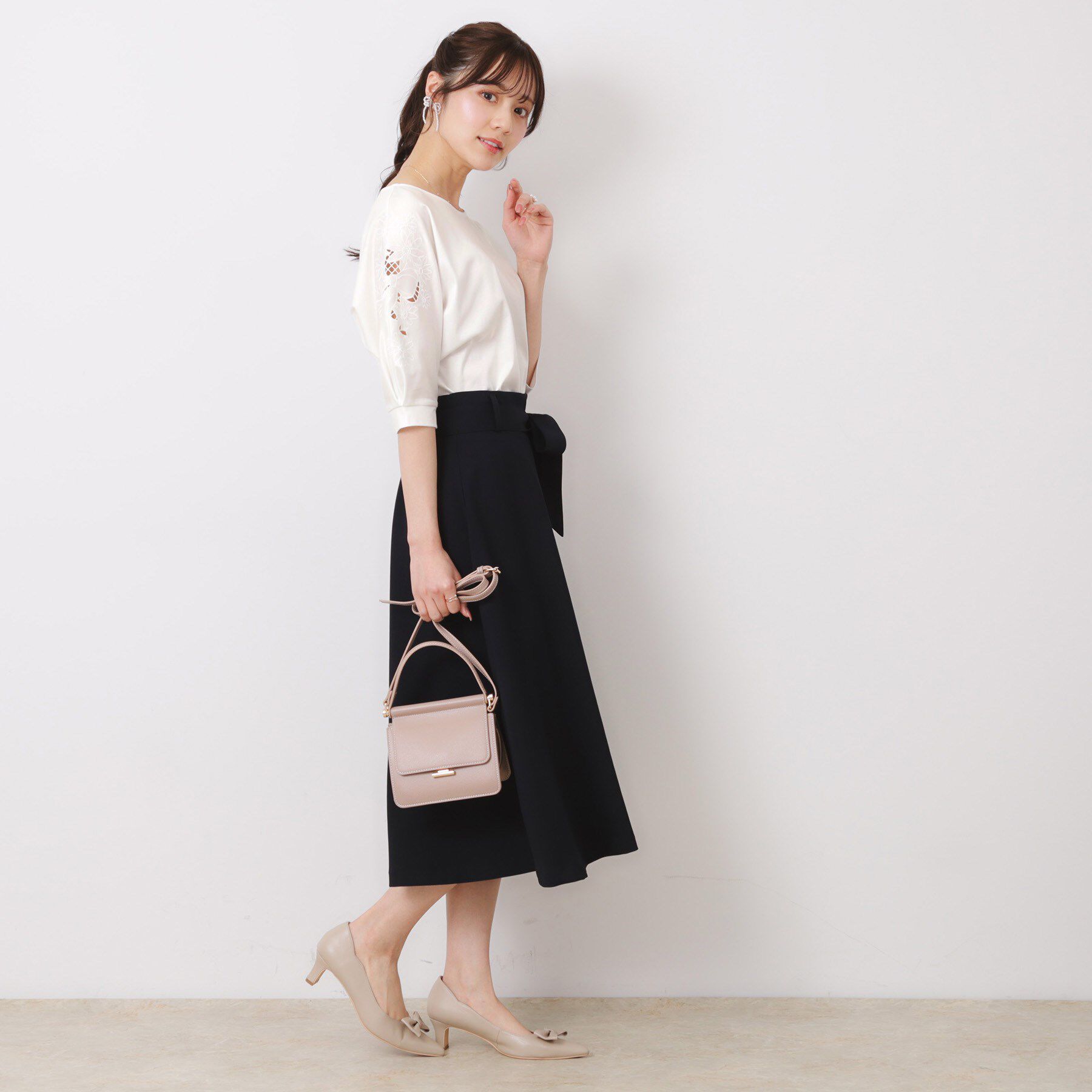 Couture broach「【接触冷感・洗える・UV機能付き・二の腕カバー】デイジー＆リボン エンブロドルマントップス」|Tシャツ・カットソー|