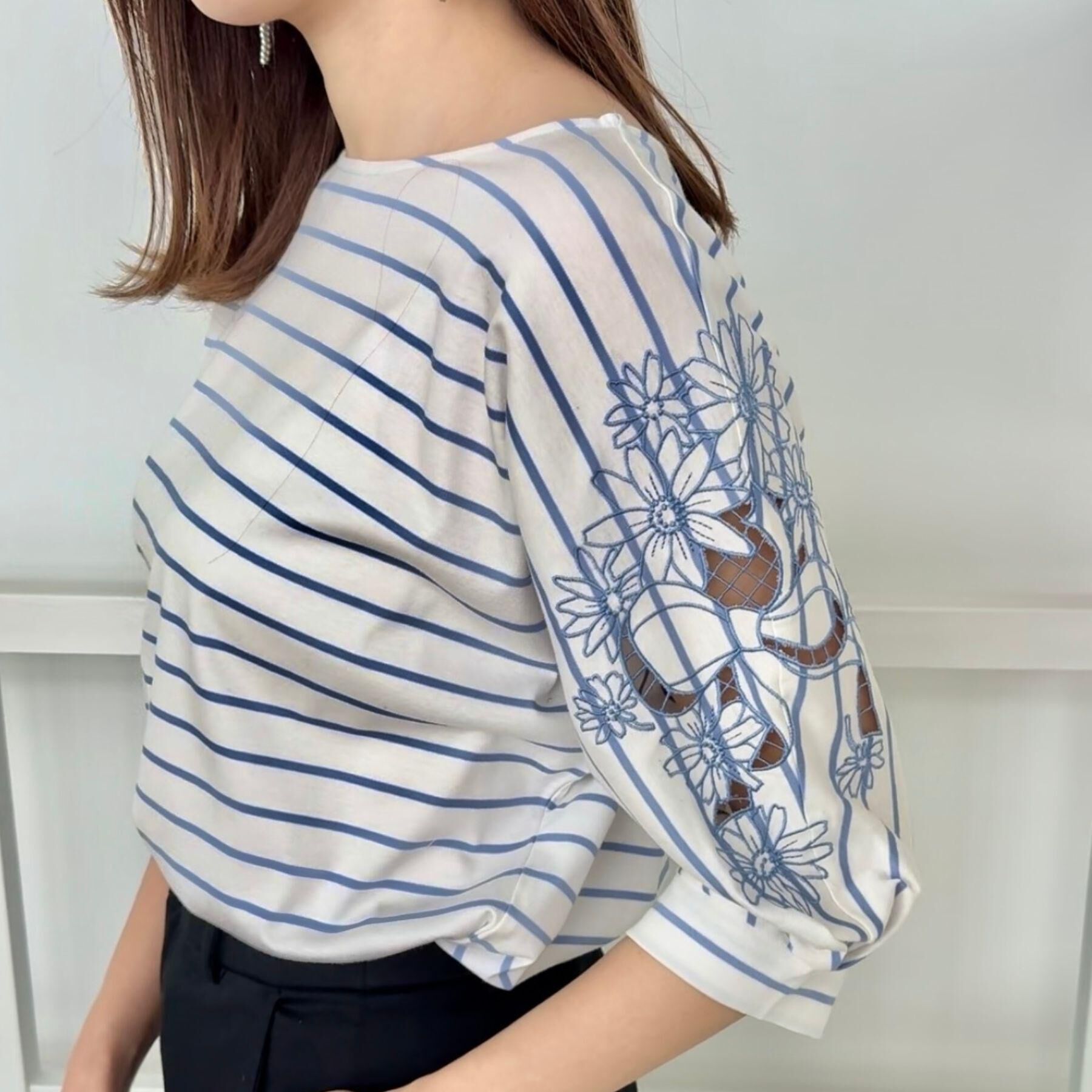 Couture broach「【接触冷感・洗える・UV機能付き・二の腕カバー】デイジー＆リボン エンブロドルマントップス」|Tシャツ・カットソー|