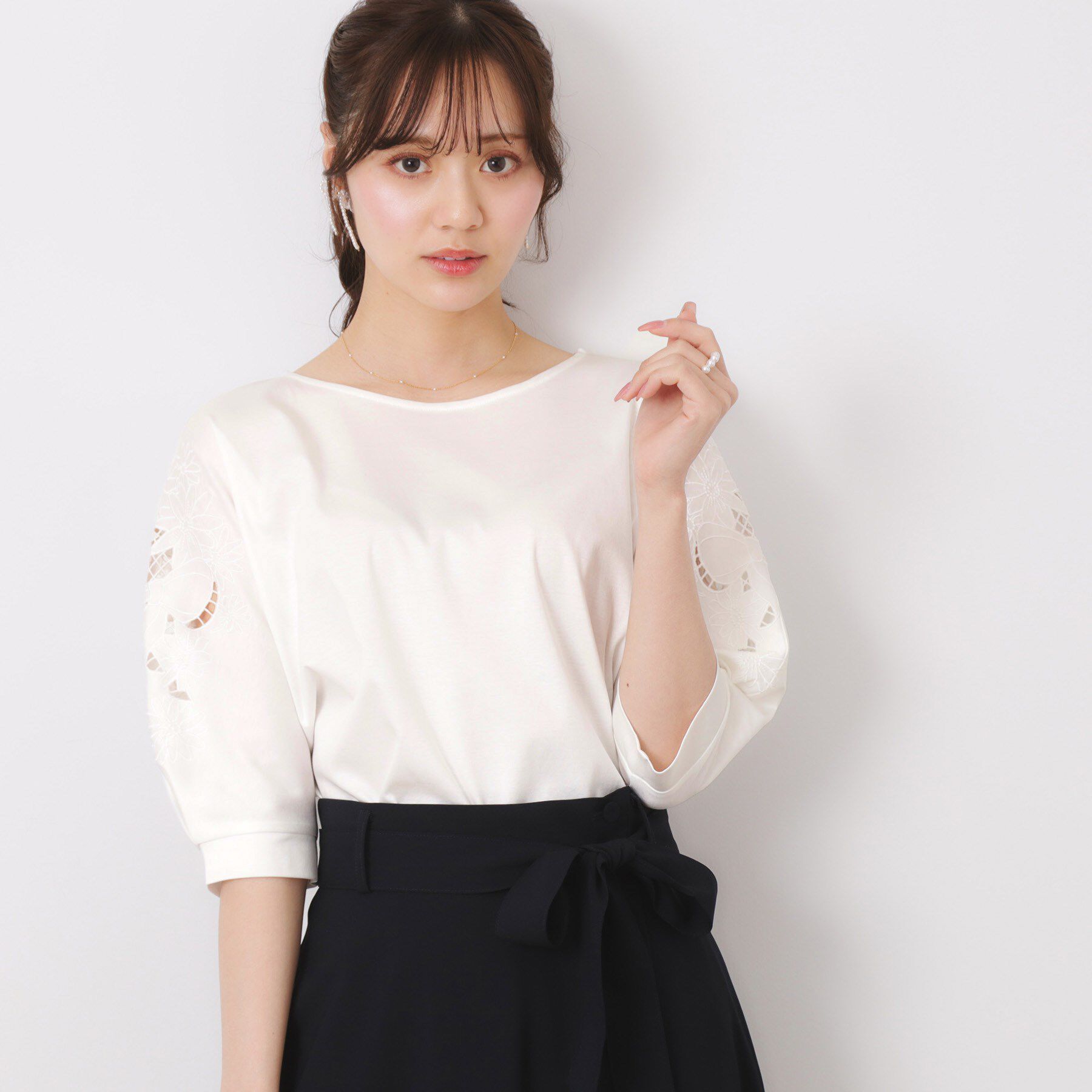 Couture broach「【接触冷感・洗える・UV機能付き・二の腕カバー】デイジー＆リボン エンブロドルマントップス」|Tシャツ・カットソー|