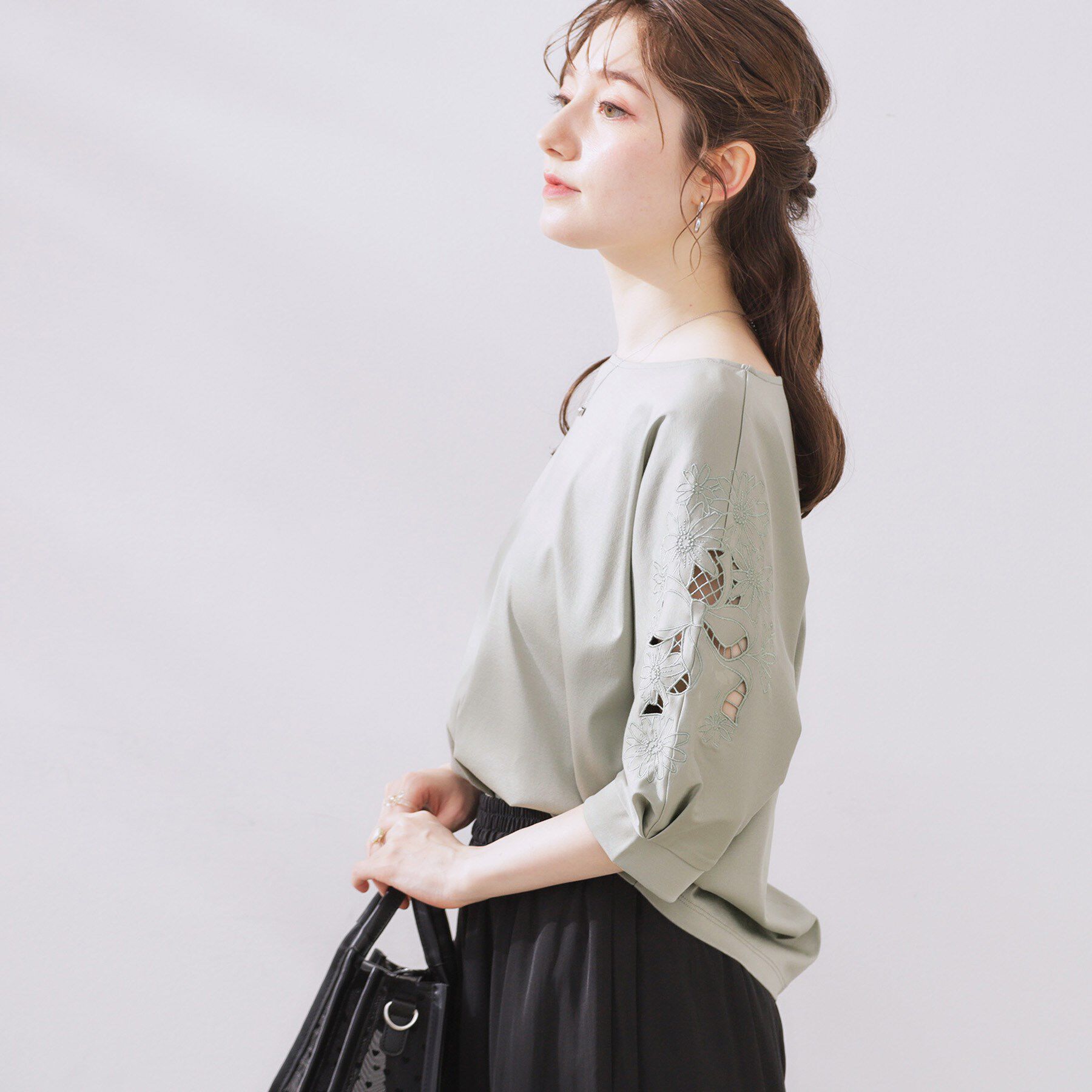 Couture broach「【接触冷感・洗える・UV機能付き・二の腕カバー】デイジー＆リボン エンブロドルマントップス」|Tシャツ・カットソー|