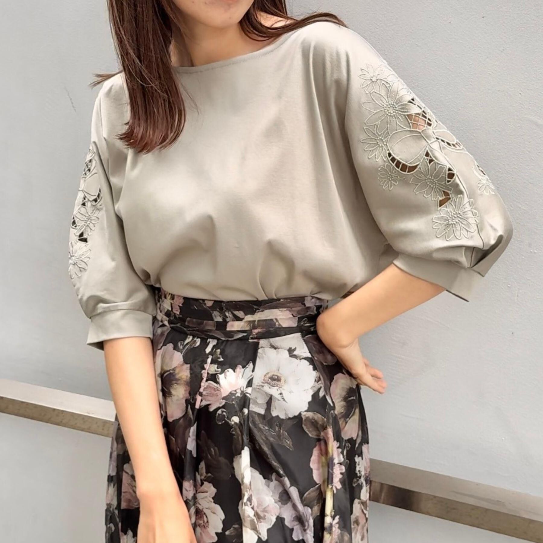 Couture broach「【接触冷感・洗える・UV機能付き・二の腕カバー】デイジー＆リボン エンブロドルマントップス」|Tシャツ・カットソー|