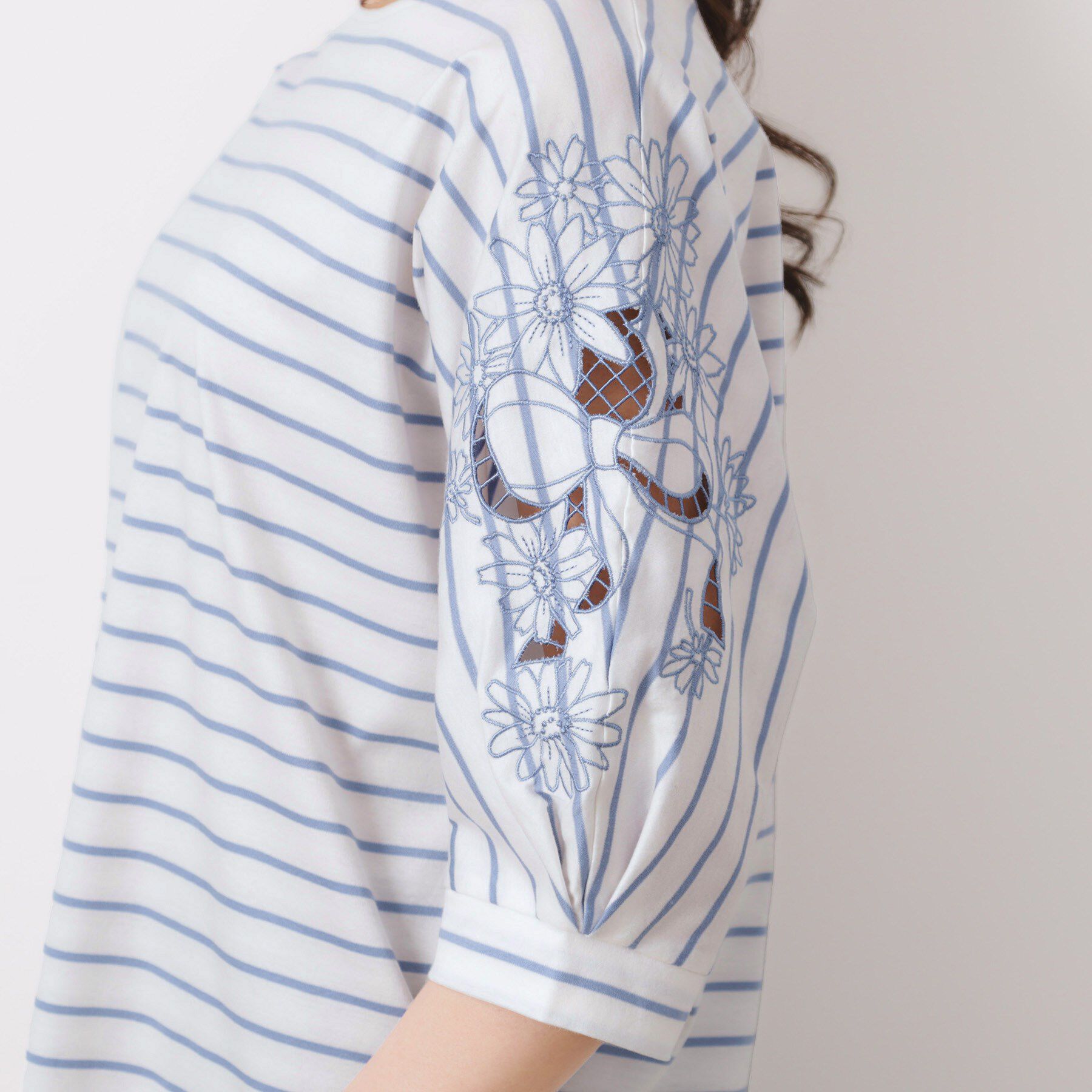 Couture broach「【接触冷感・洗える・UV機能付き・二の腕カバー】デイジー＆リボン エンブロドルマントップス」|Tシャツ・カットソー|