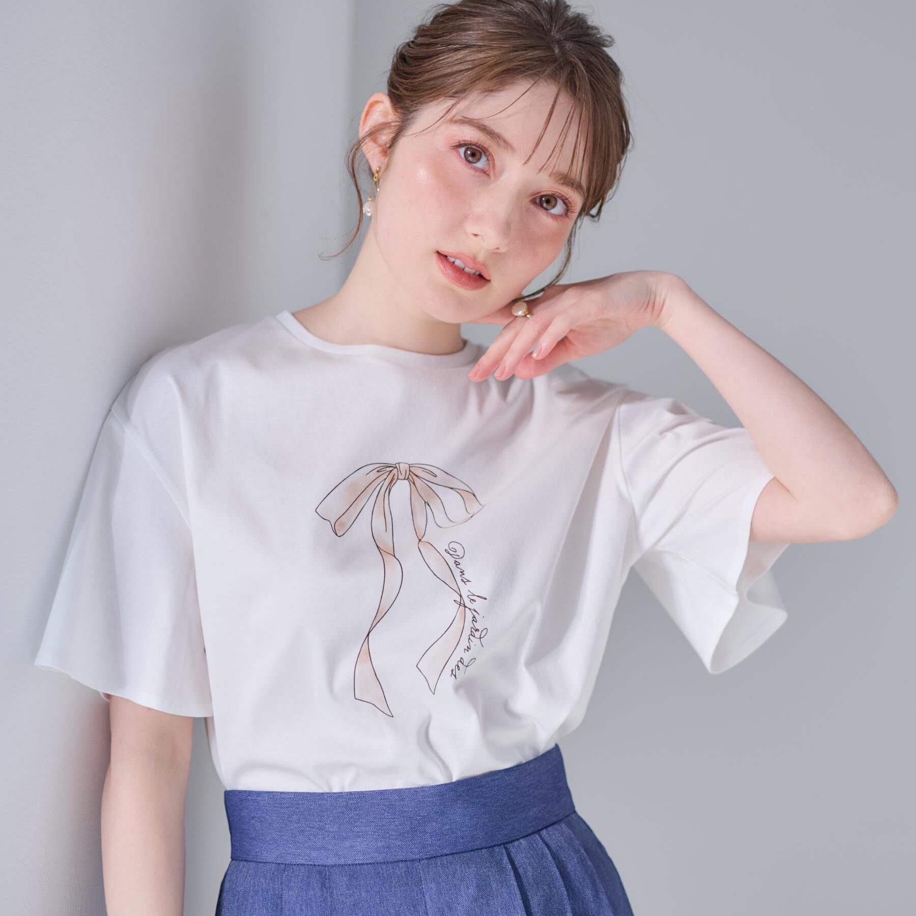 Couture broach「【マシンウォッシャブル・接触冷感・UV機能】60リボンロゴプリント フレアーT」|Tシャツ・カットソー|オフホワイト(003