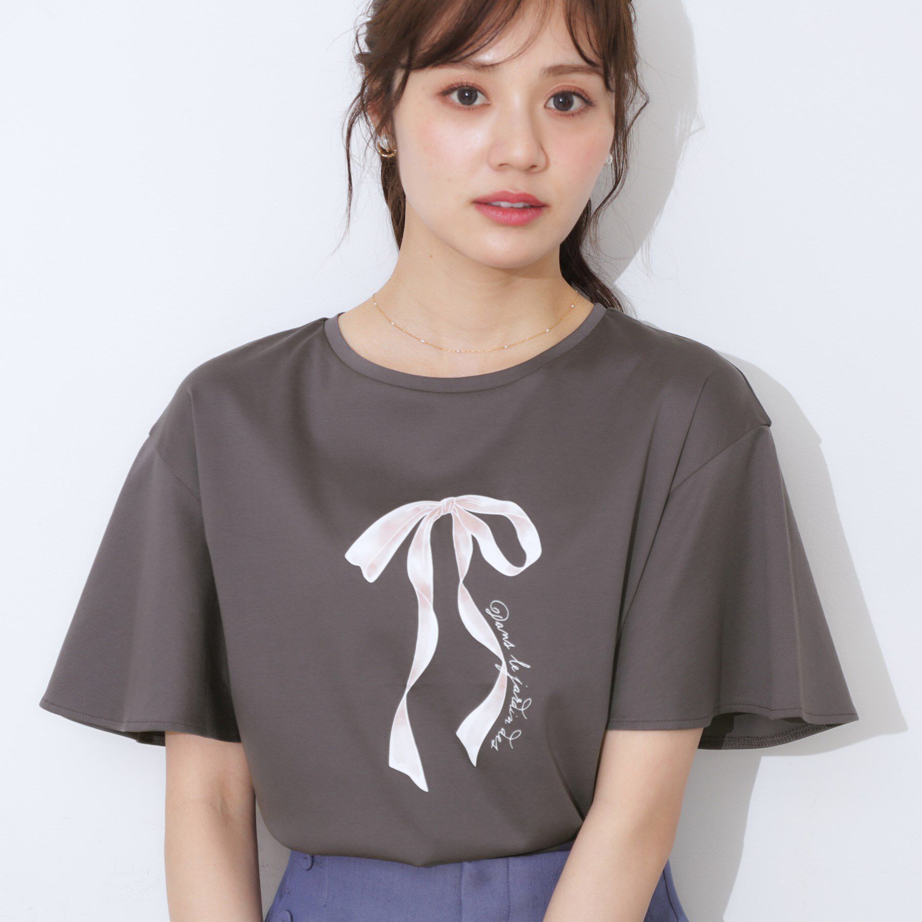 Couture broach「【マシンウォッシャブル・接触冷感・UV機能】60リボンロゴプリント フレアーT」|Tシャツ・カットソー|