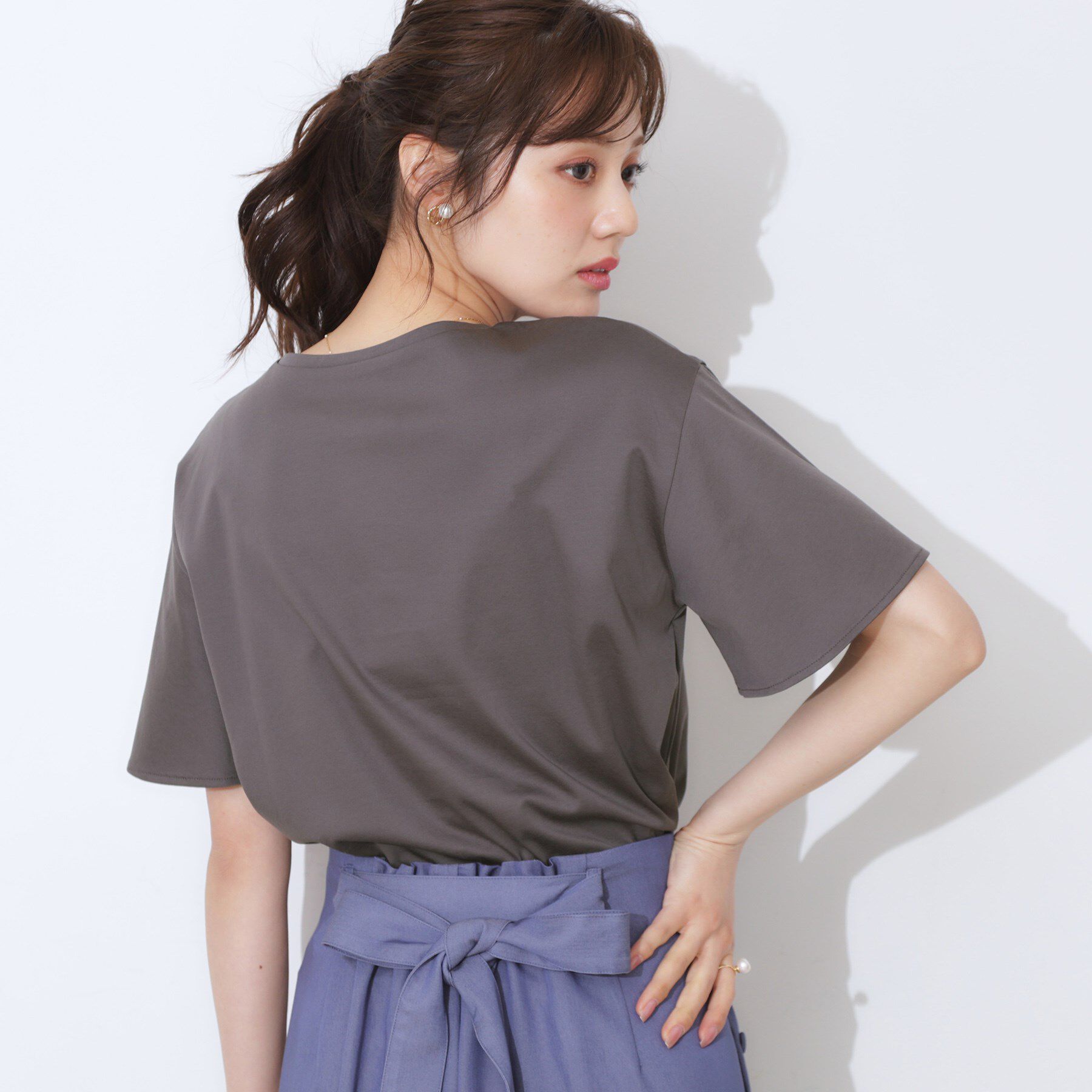 Couture broach「【マシンウォッシャブル・接触冷感・UV機能】60リボンロゴプリント フレアーT」|Tシャツ・カットソー|