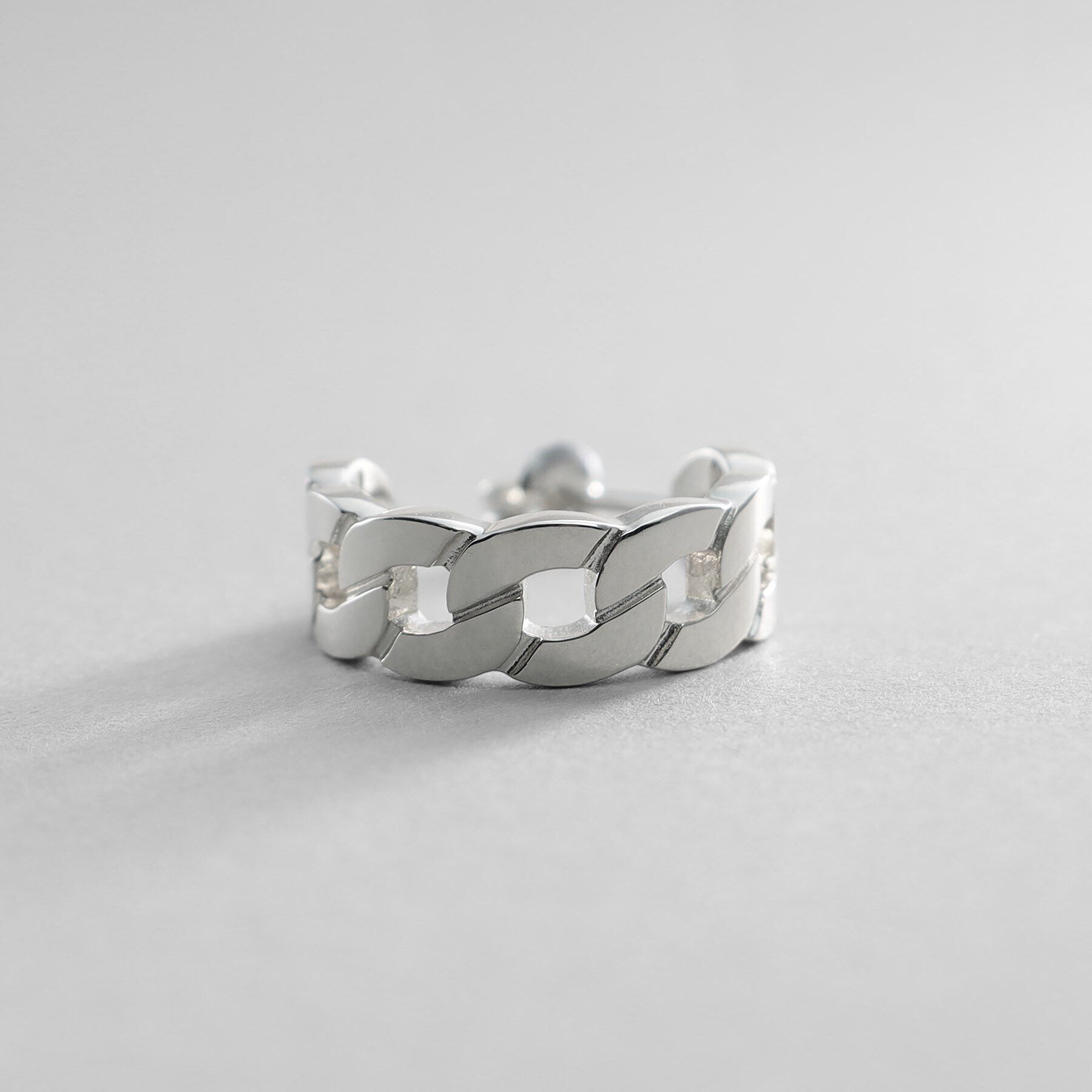 COCOSHNIK ONKITSCH「シルバー フラットカーブチェーンモチーフピアス」|ピアス|