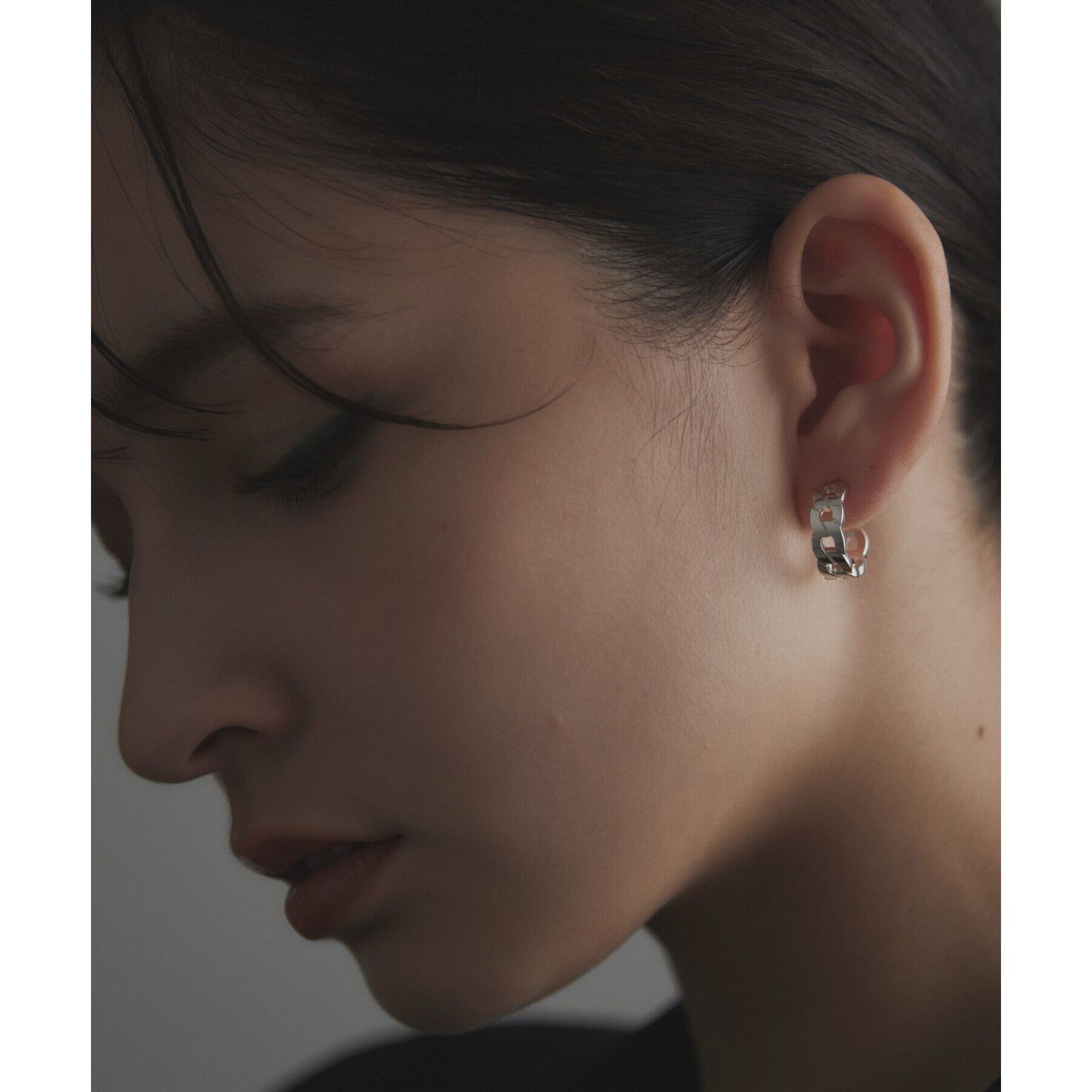 COCOSHNIK ONKITSCH「シルバー フラットカーブチェーンモチーフピアス」|ピアス|