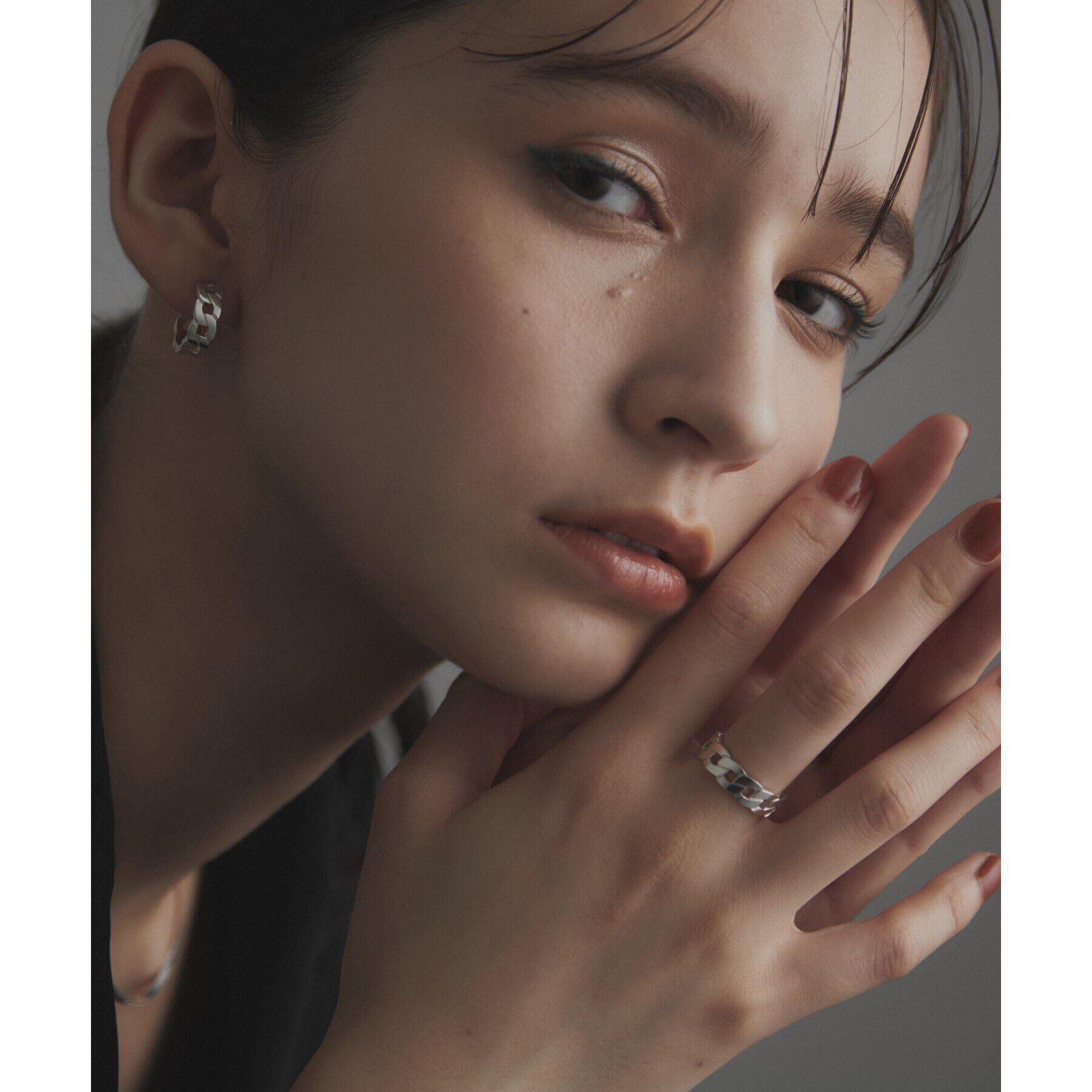 COCOSHNIK ONKITSCH「シルバー フラットカーブチェーンモチーフピアス」|ピアス|