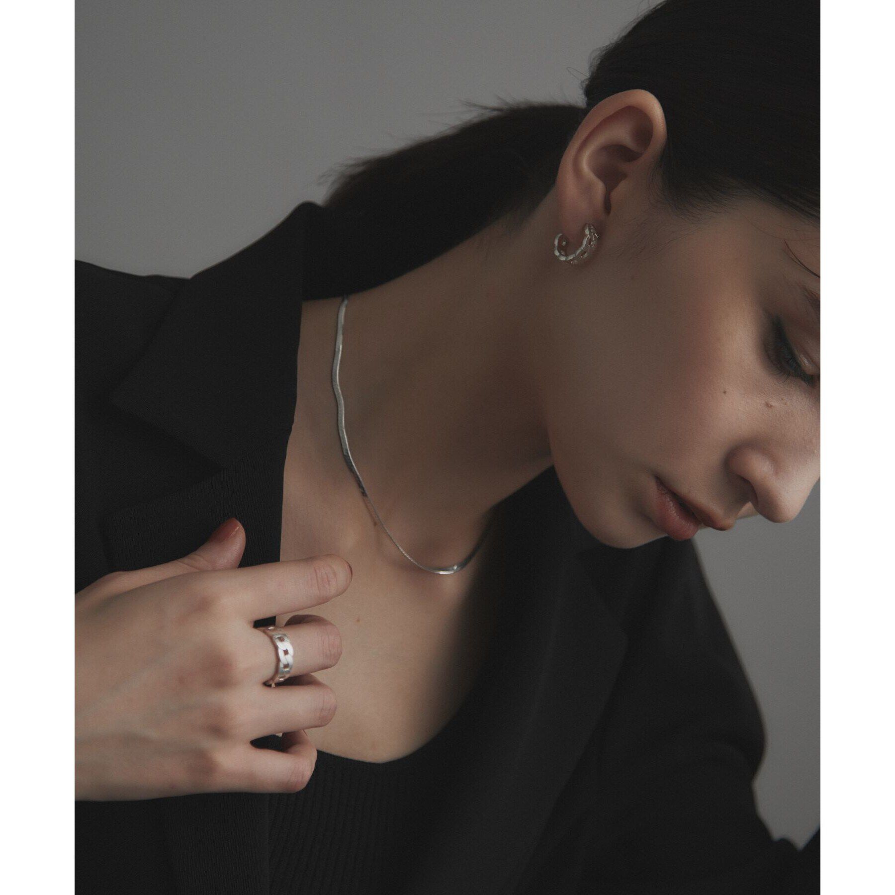 COCOSHNIK ONKITSCH「シルバー フラットカーブチェーンモチーフピアス」|ピアス|