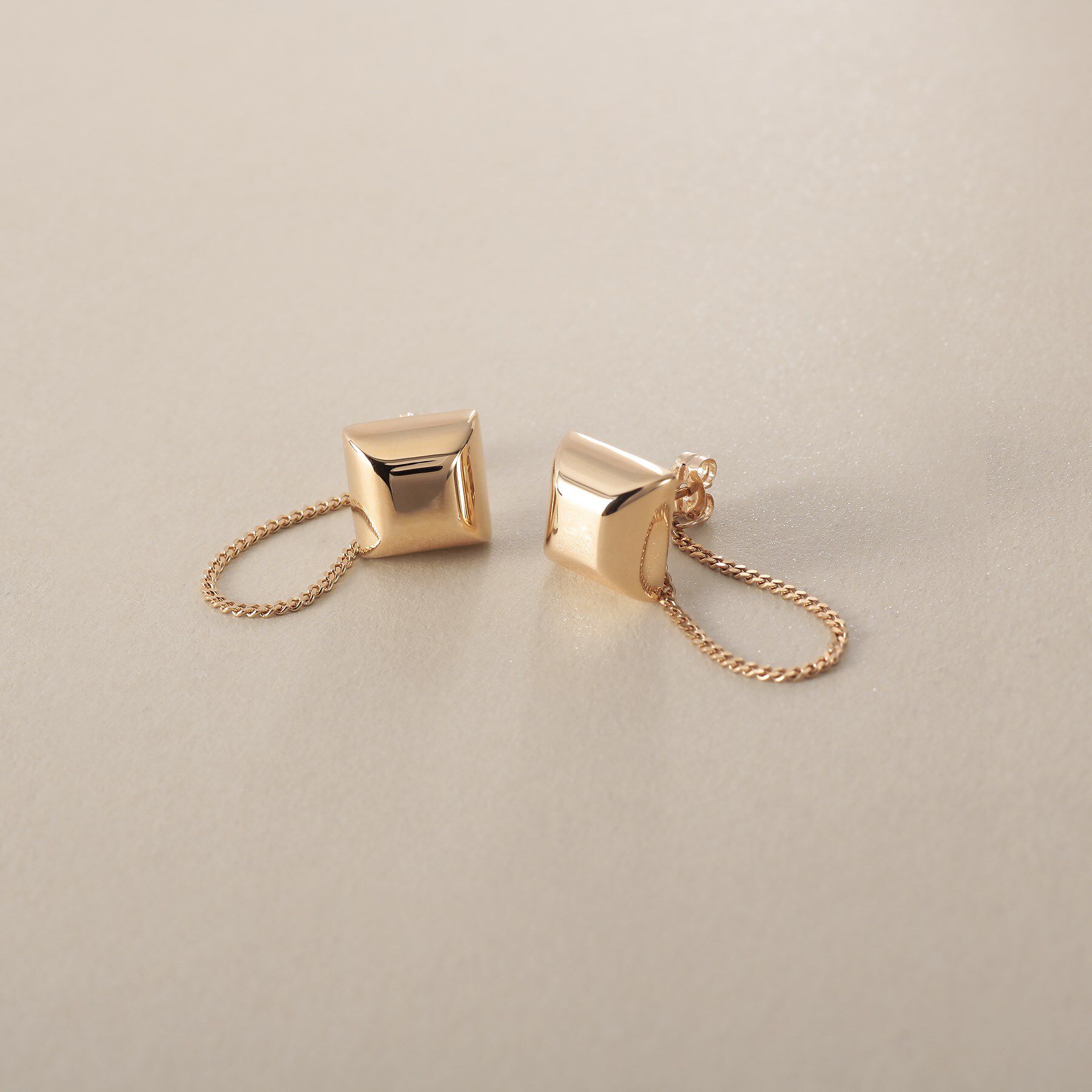 COCOSHNIK「K10中空スクエアプリズム スタッドピアス」|ピアス|