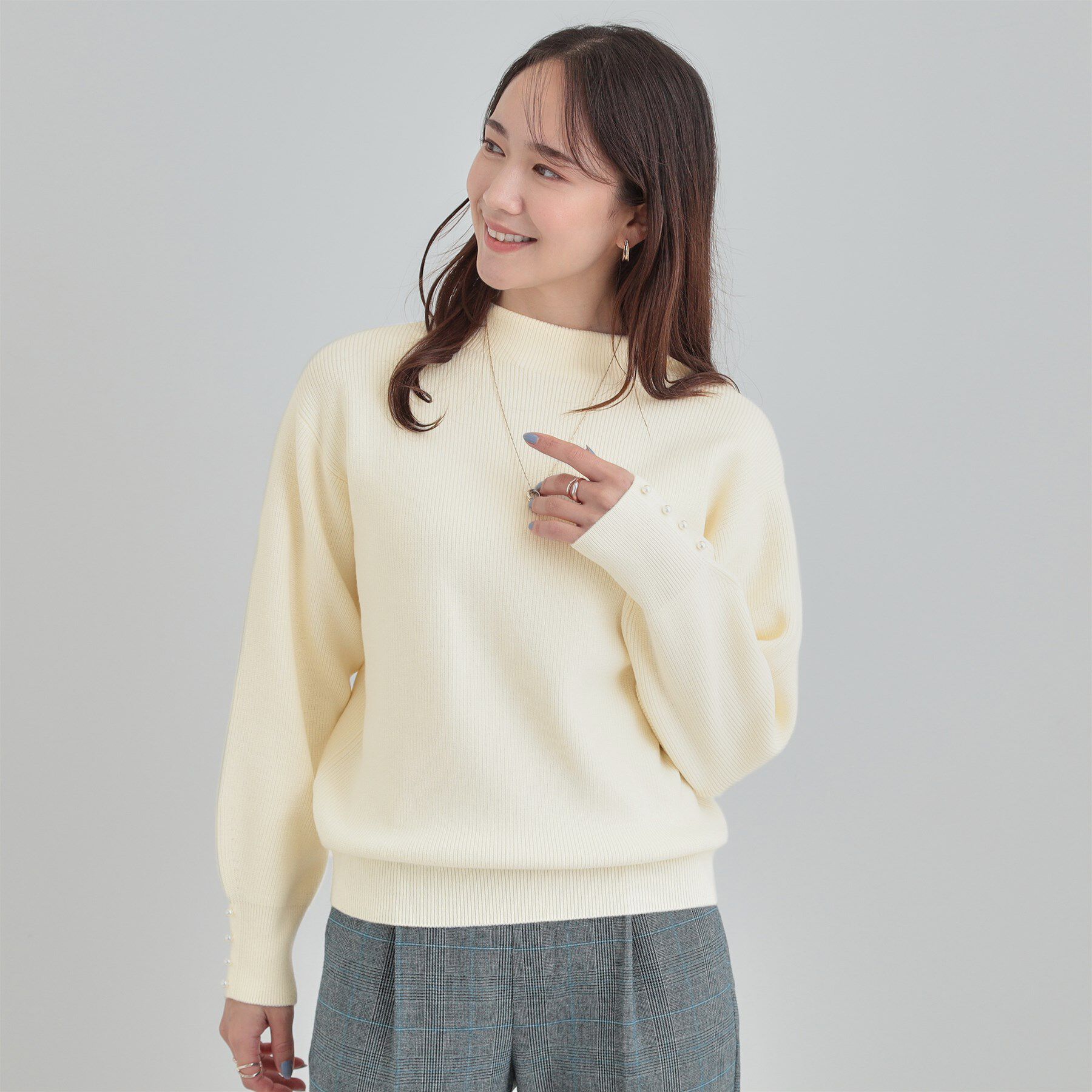 SHOO･LA･RUE「【洗濯機可/S-LL/毛玉になりにくい】お袖パールで上品な ハイネックニット」|ニット・セーター|