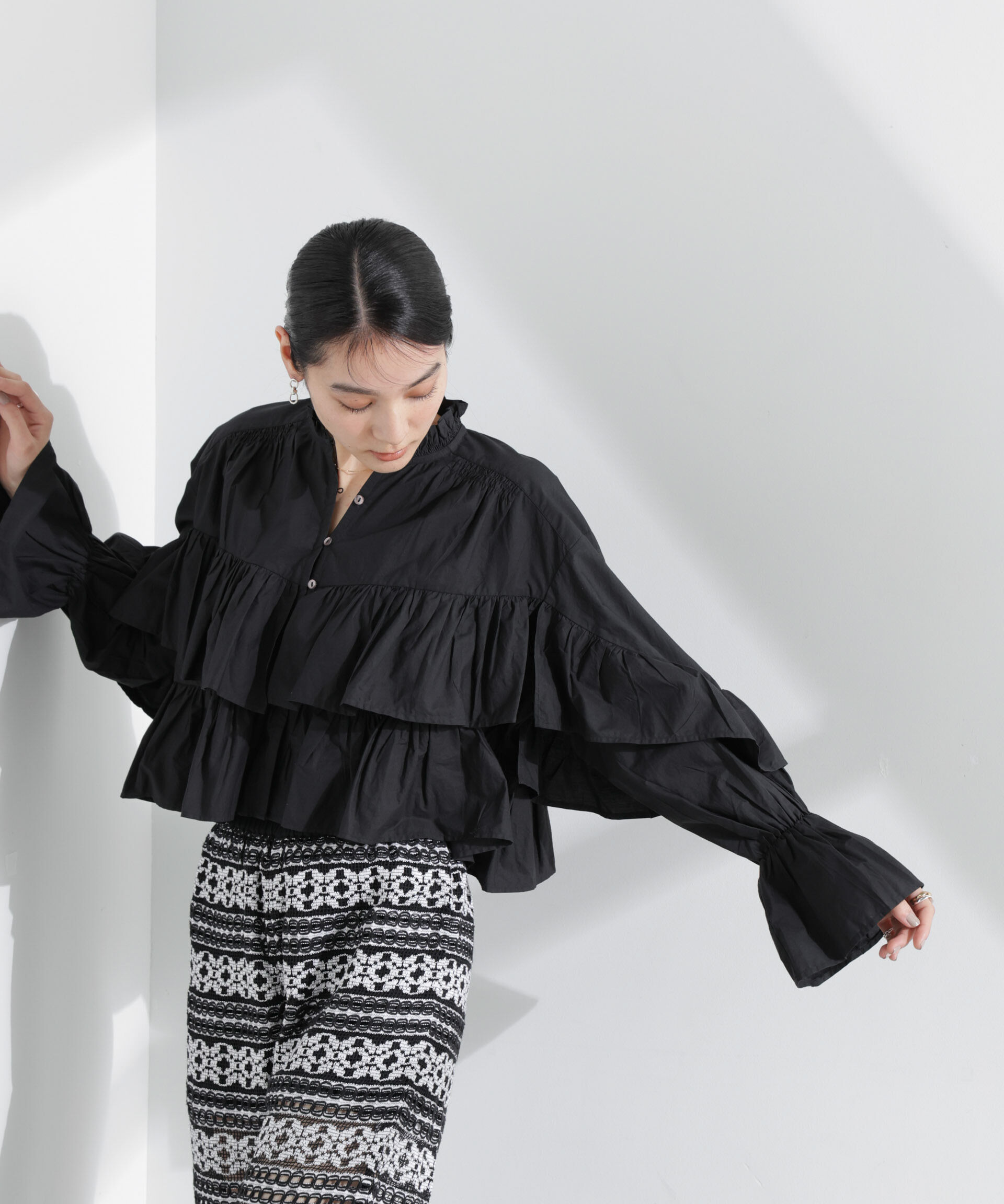 nano･universe「Sara mallika/COTTON VOLUMEFRILL SHORTBLOUSE」|シャツ・ブラウス|ブラック