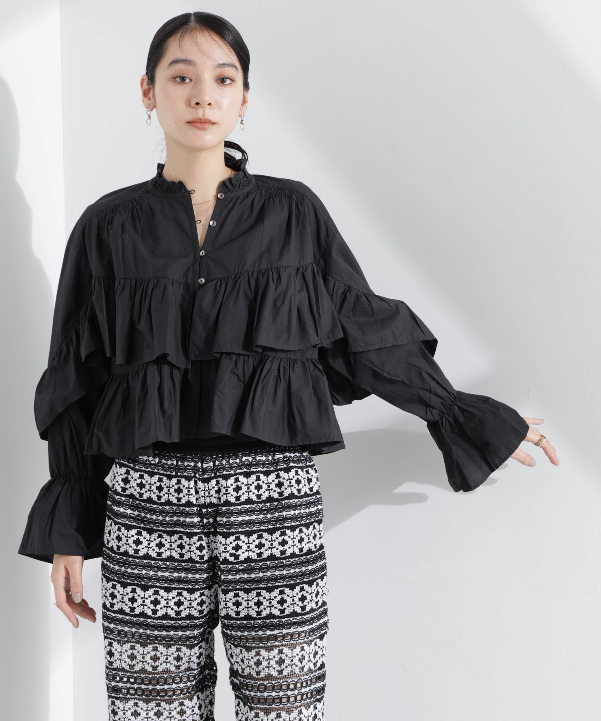 nano･universe「Sara mallika/COTTON VOLUMEFRILL SHORTBLOUSE」|シャツ・ブラウス|