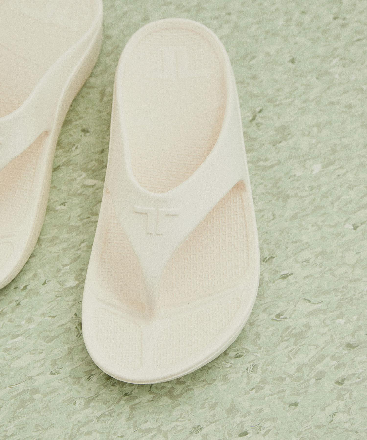 ADAM ET ROPE'「【WEB限定】【TELIC】FIIPFLOP リカバリーサンダル」|サンダル|ホワイト(10)