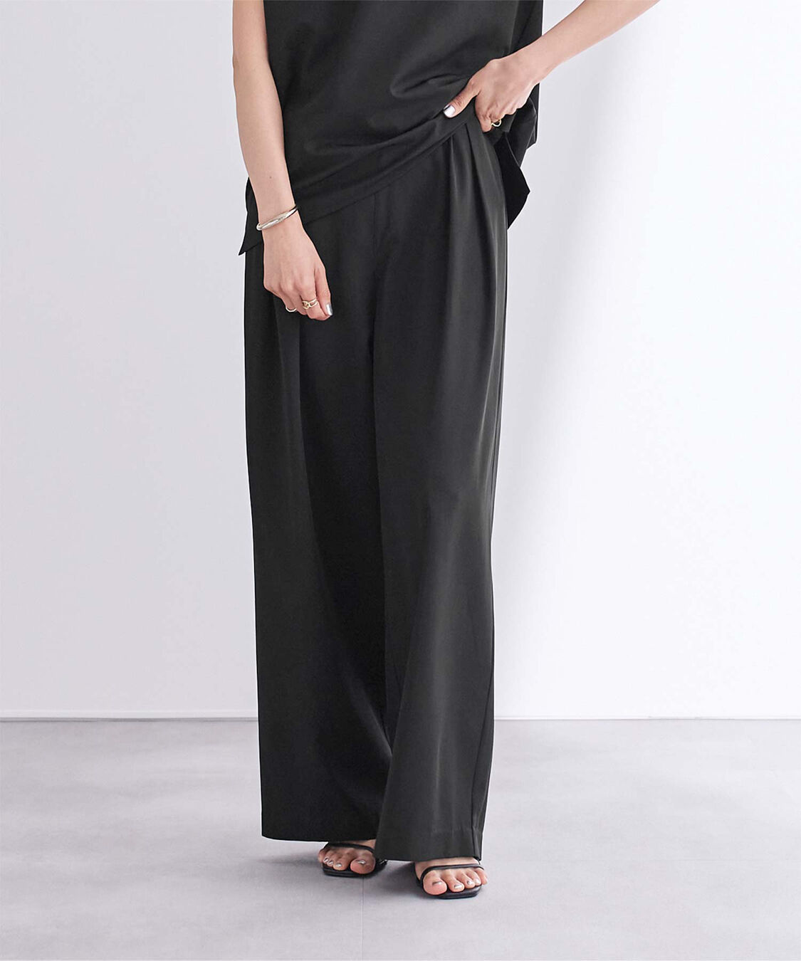 ur's「撥水ウエストゴムツータックワイドパンツ」|スラックス|ブラック