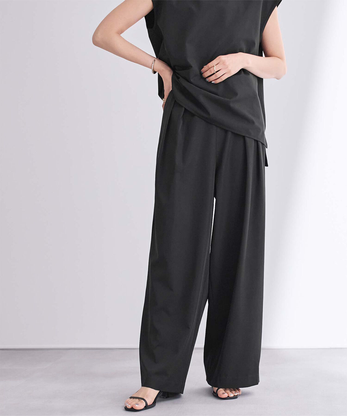 ur's「撥水ウエストゴムツータックワイドパンツ」|スラックス|