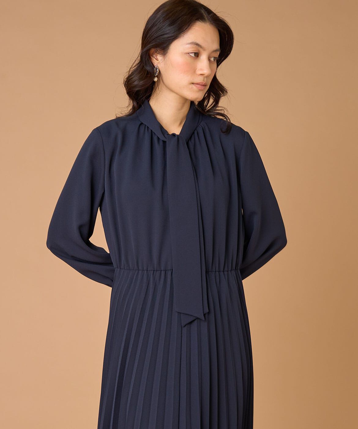 INED「ボウタイ付きプリーツワンピース」|ワンピース|