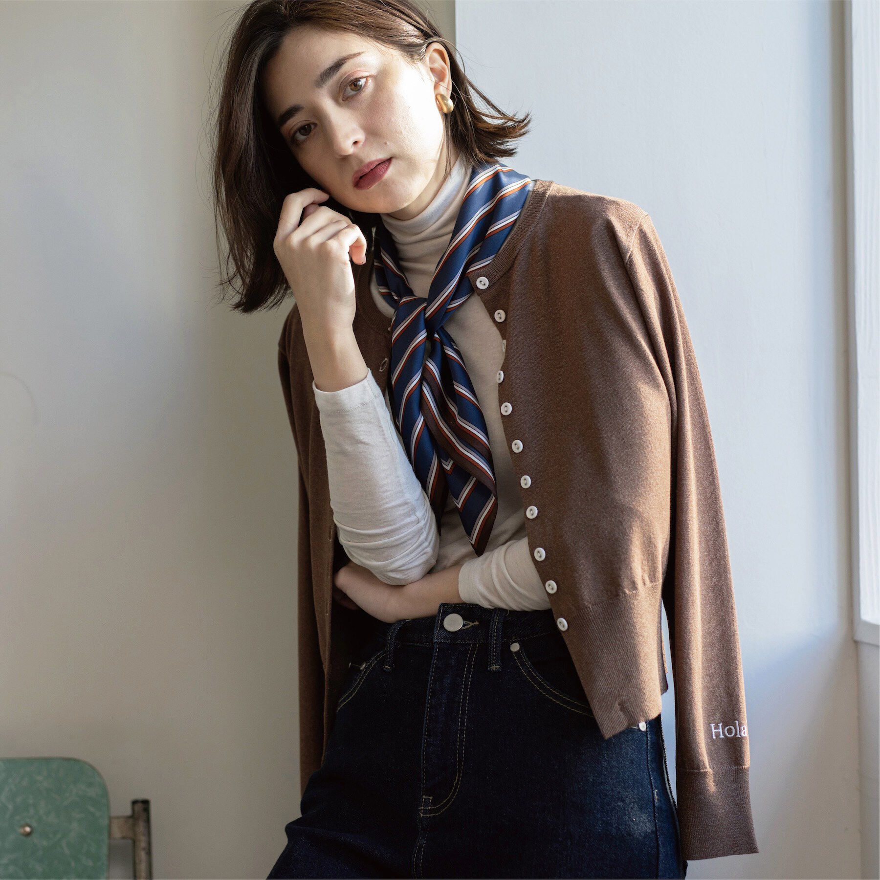 OPAQUE.CLIP「多ボタン 袖口刺繍クルーネックカーディガン」|カーディガン|ブラウン(043)